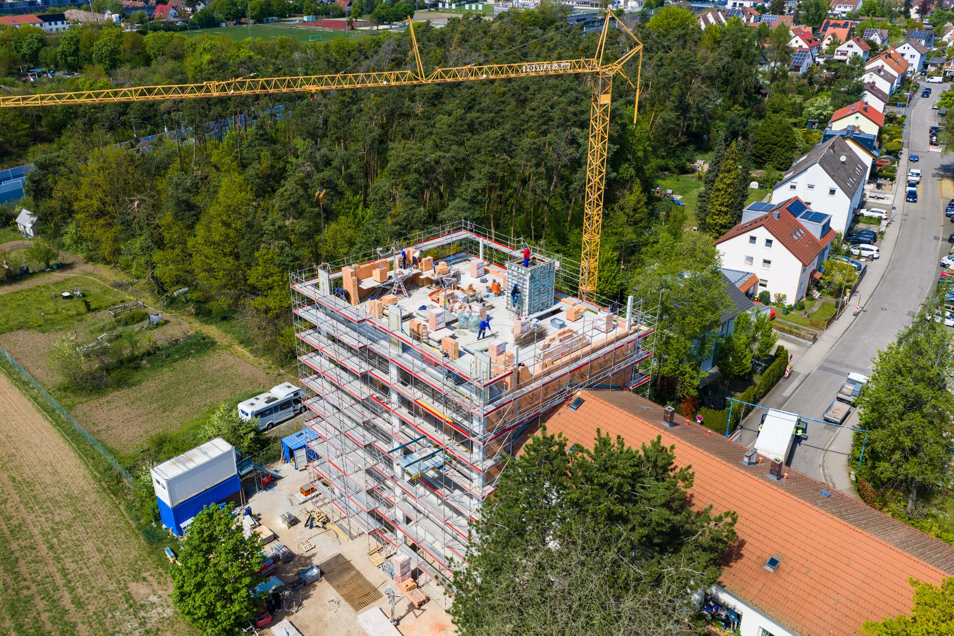 Mehrgeschossiger Wohnungsbau mit KfW 40 QNG: Ziegel von Leipfinger-Bader können eine robuste, dauerhaft tragfähige Gebäudehülle unterstützen – auch bei anspruchsvollen Anforderungen an Wärme-, Schall- und Brandschutz.