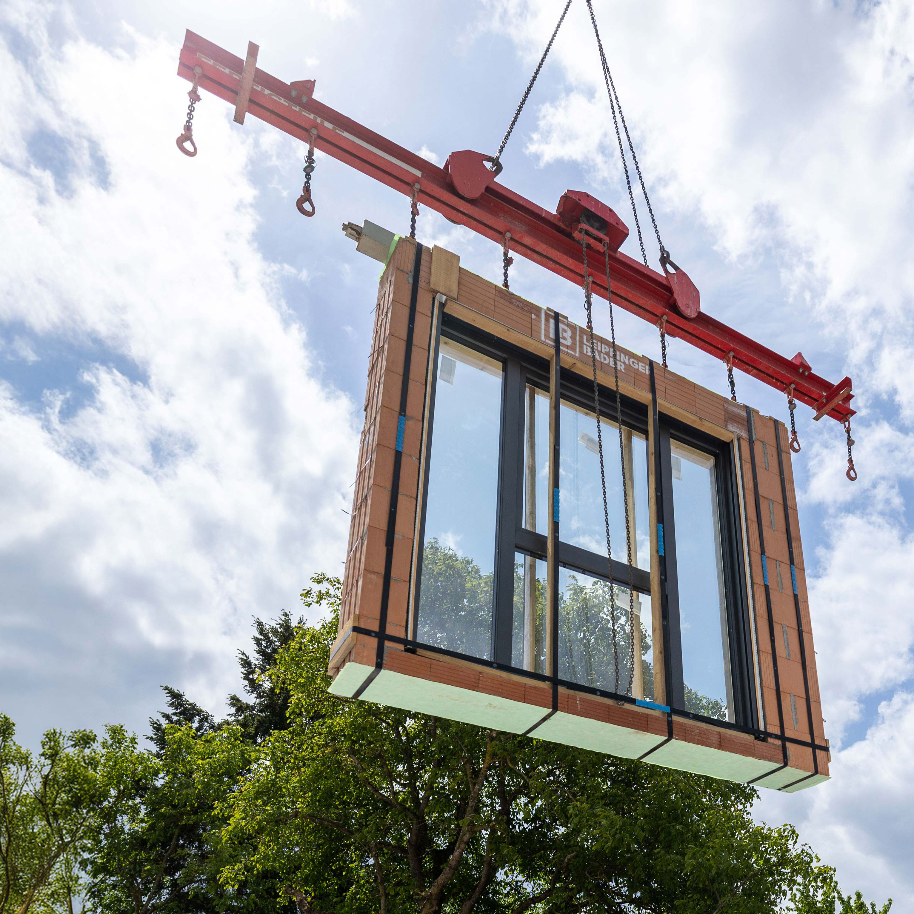 Das Bauen mit Ziegelfertigteilen basiert auf einem durchdachten System: Im Werk werden großformatige Wandelemente aus Ziegeln vorgefertigt – passgenau nach den individuellen
Anforderungen des jeweiligen Bauprojekts. Durch die industrielle Vorfertigung werden Bauzeiten deutlich verkürzt, witterungsbedingte Verzögerungen minimiert und der Bauablauf insgesamt
effizienter gestaltet.