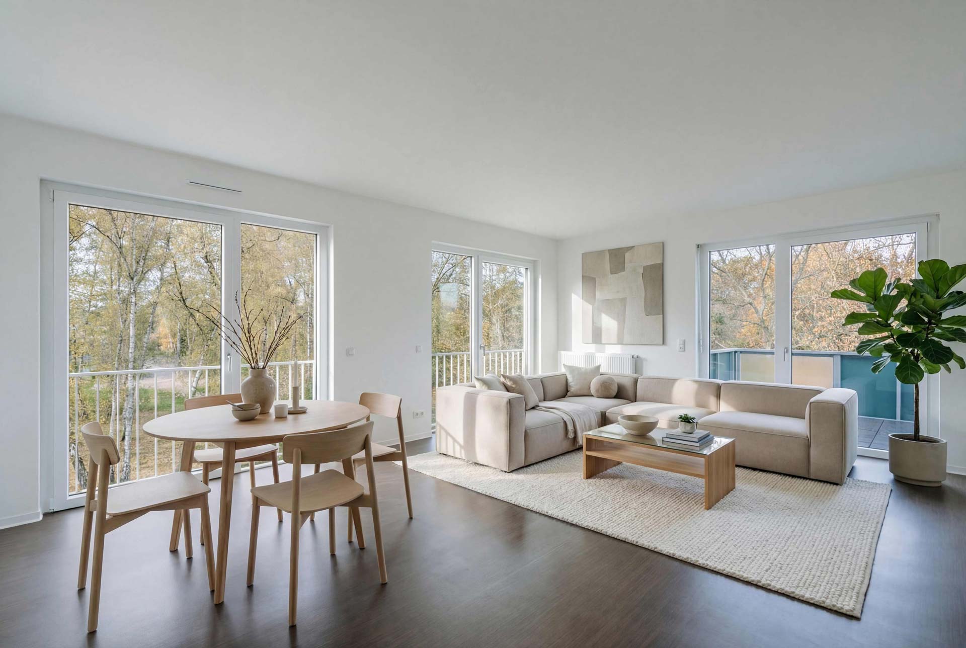 Großzügige, bodentiefe Fenster sorgen für eine sehr gute Belichtung der Wohn- und Schlafräume – die Modulbauweise ist in den Innenräumen nicht spürbar.