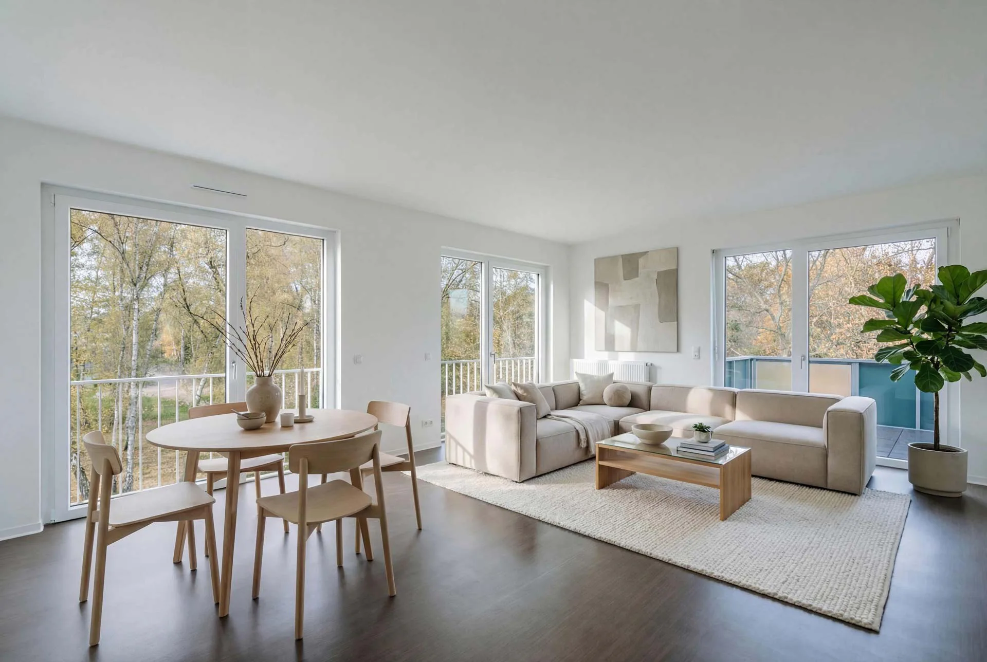 Großzügige, bodentiefe Fenster sorgen für eine sehr gute Belichtung der Wohn- und Schlafräume – die Modulbauweise ist in den Innenräumen nicht spürbar.