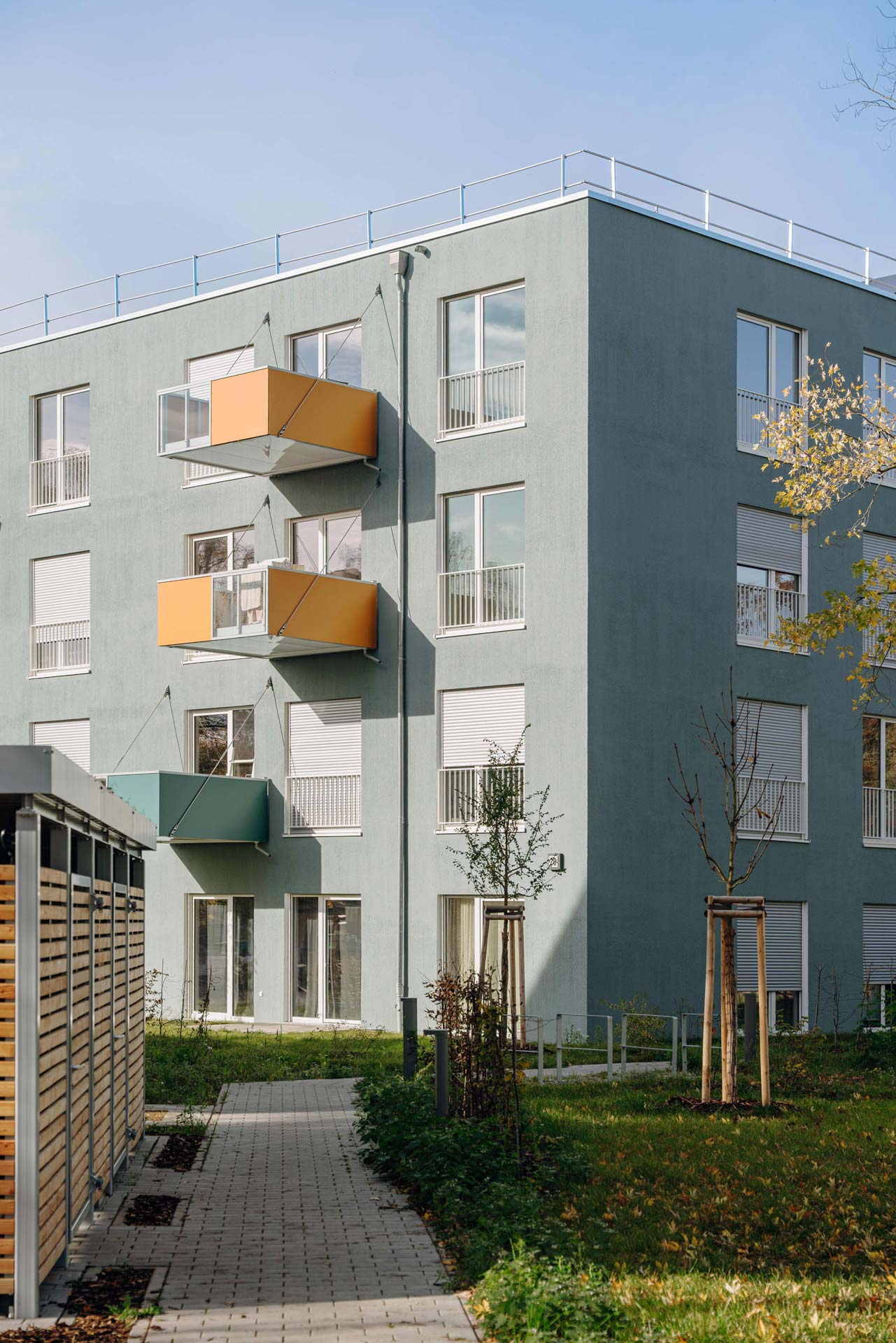 Die Wohnungsgrundrisse der Alho‑Gebäude sind überwiegend zu zwei Fassaden hin ausgerichtet – durchgesteckt oder über Eck.