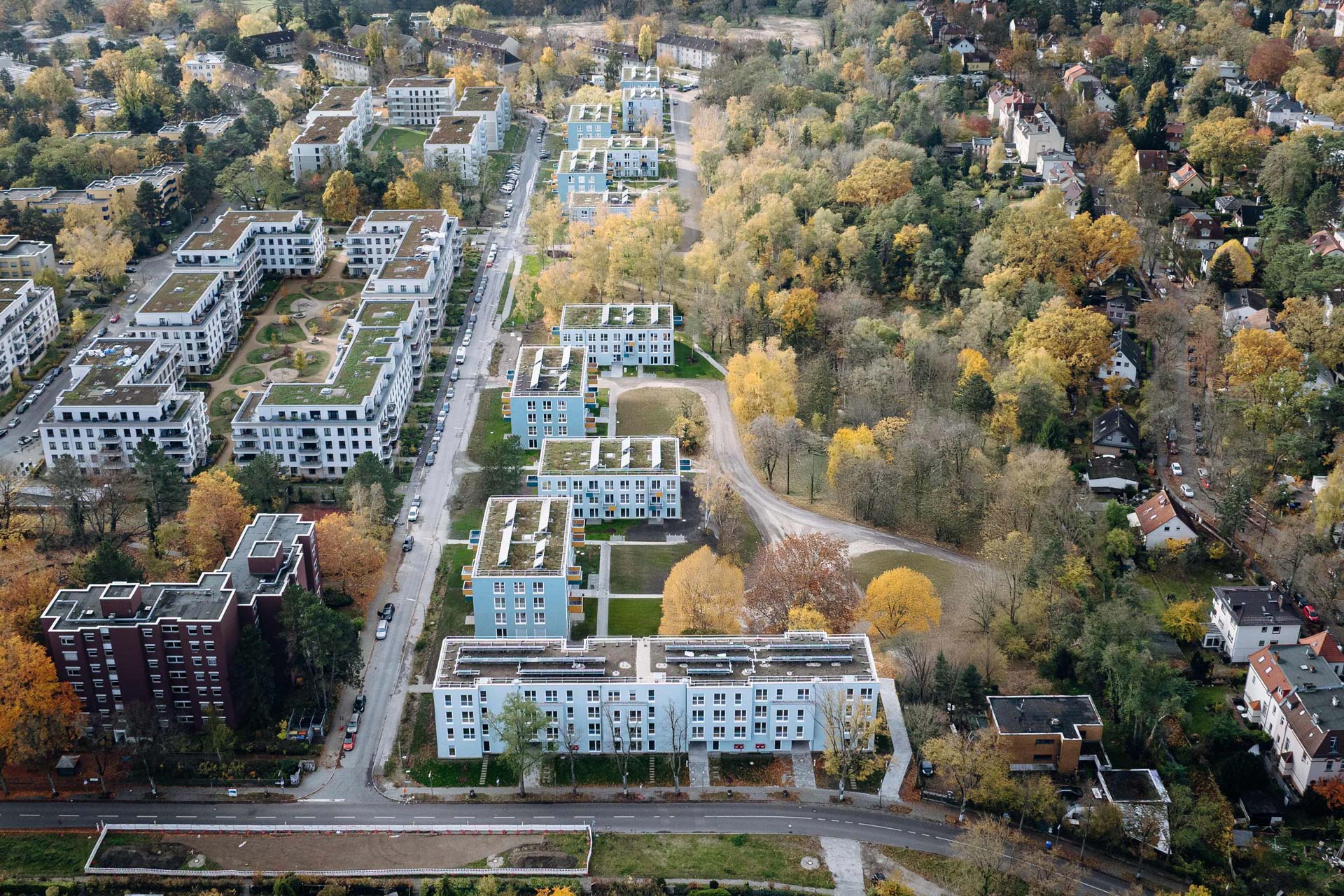In zwei Bauabschnitten entstanden elf Gebäude in nachhaltiger Alho Modulbauweise mit fünf unterschiedlichen, von Holzer Kobler Architekturen entworfenen Bautypen.