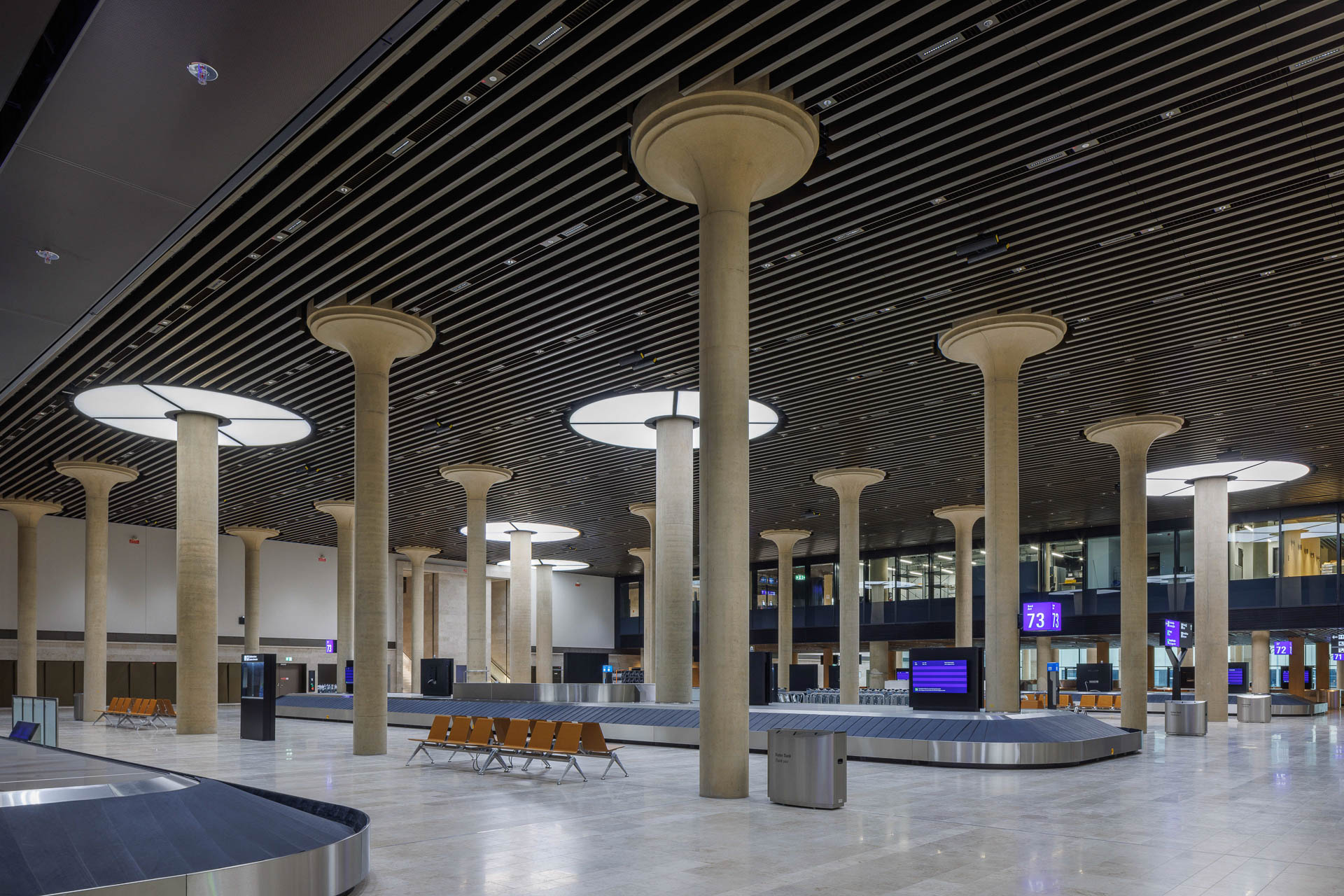 Terminal 3 des Flughafens Frankfurt verbindet großflächige Innenräume mit projektspezifischen Ausbau- und Deckensystemen.