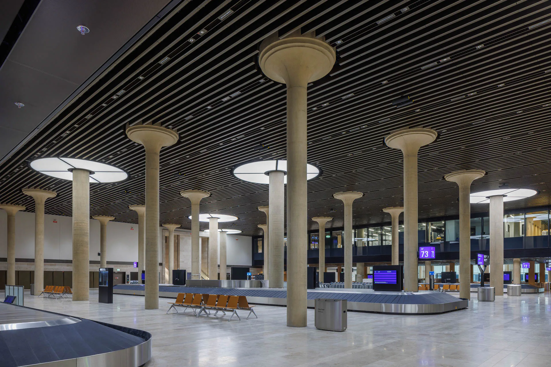 Terminal 3 des Flughafens Frankfurt verbindet großflächige Innenräume mit projektspezifischen Ausbau- und Deckensystemen.