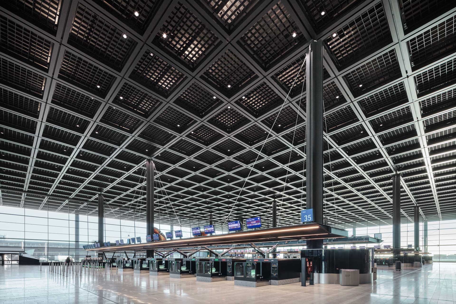 Der Trägerrost der Abflughalle erinnert an Mies van der Rohes Neue Nationalgalerie in Berlin.