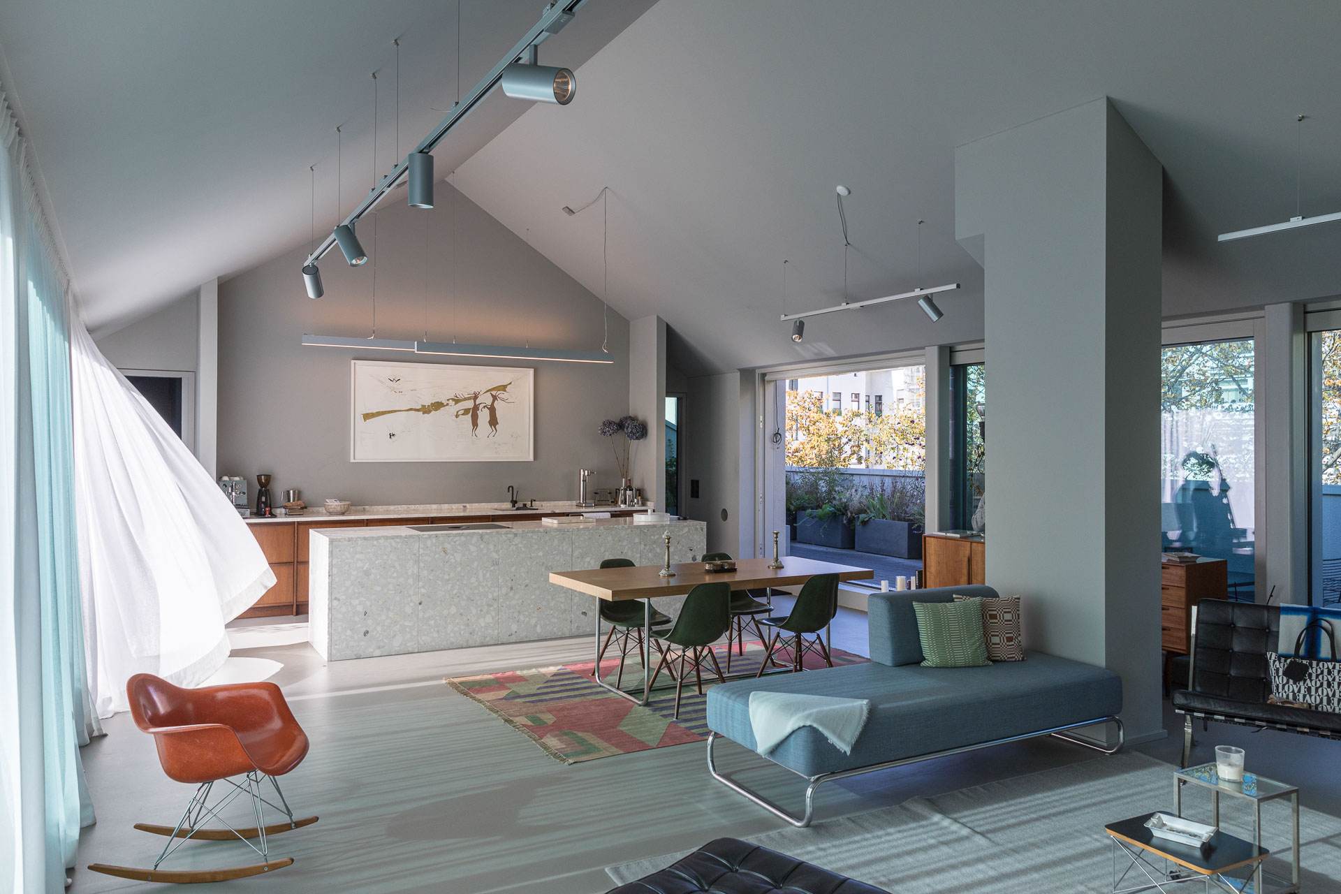 Nach dem Ende des Kirchenbetriebs einer methodistischen Gemeinde transformierte das Team von Bundschuh Architekten eine Kirche in Berlin in individuelle Wohneinheiten.