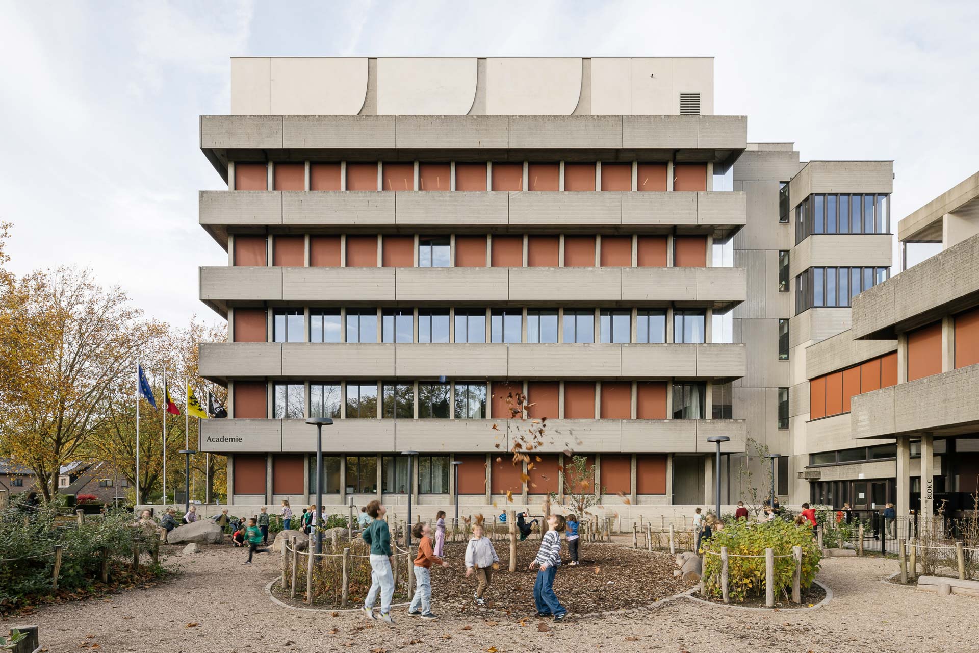 Bis vor wenigen Jahren waren in dem brutalistischen Gebäudekomplex Teile der Stadtverwaltung von Gent untergebracht. Jetzt beherbergt es, umgetauft in „The Felix“, eine Schule, eine Stadtteilbibliothek, ein Café und eine Polizeiwache.