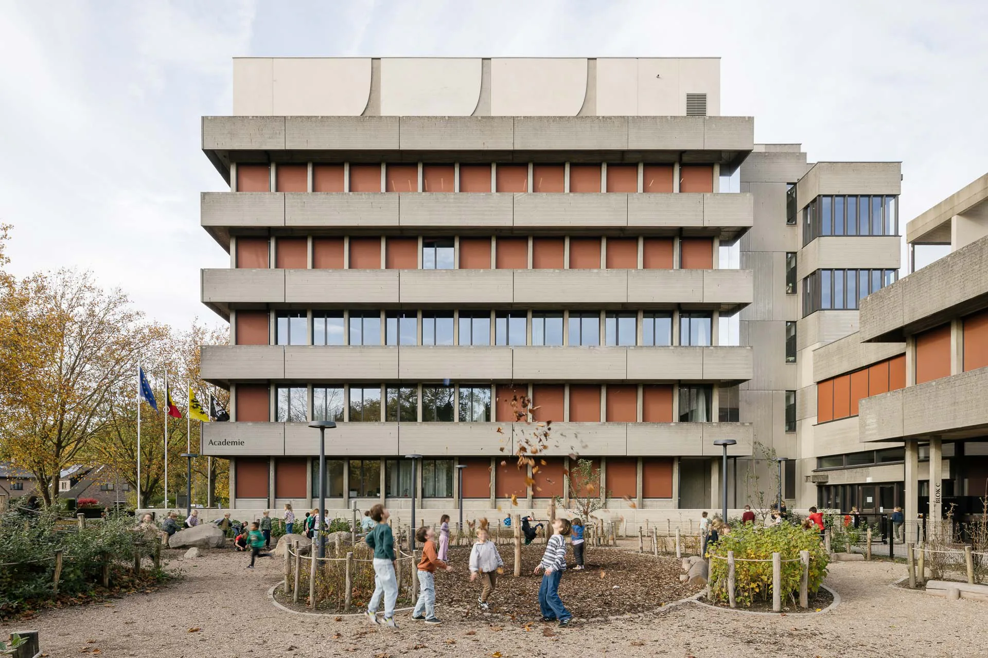 Bis vor wenigen Jahren waren in dem brutalistischen Gebäudekomplex Teile der Stadtverwaltung von Gent untergebracht. Jetzt beherbergt es, umgetauft in „The Felix“, eine Schule, eine Stadtteilbibliothek, ein Café und eine Polizeiwache.