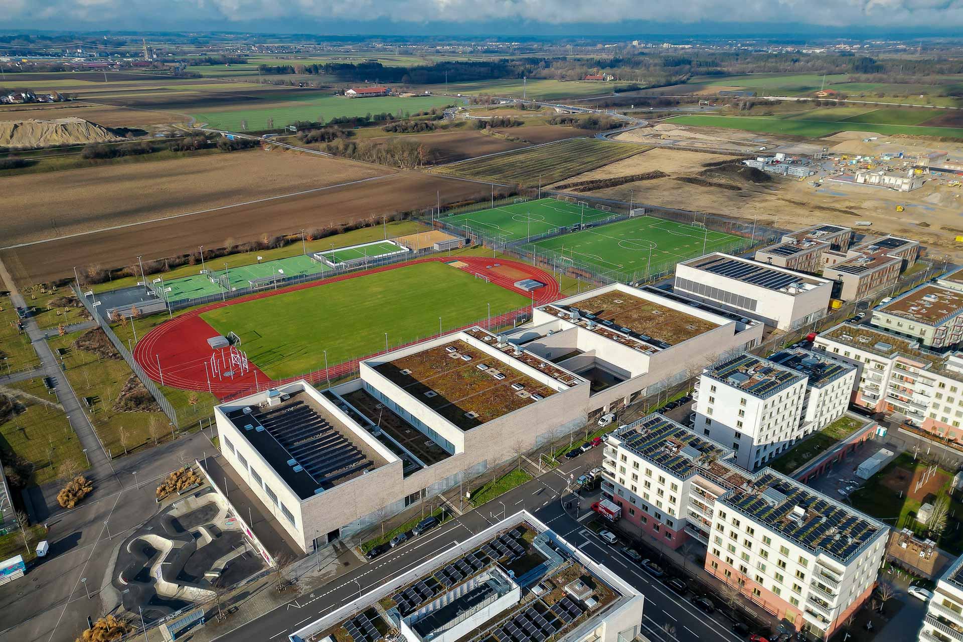 Der Sportpark Freiham nutzt eine zentrale Gebäudeautomation zur Steuerung der Türsysteme.