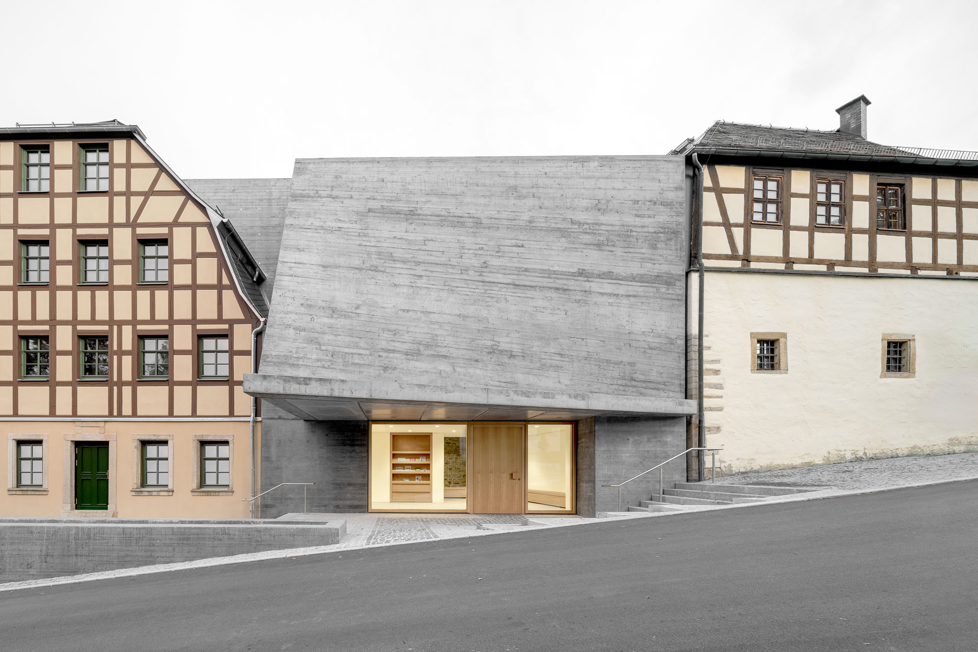 Das neue Eingangsgebäude verbindet zwei historische Fachwerkhäuser.