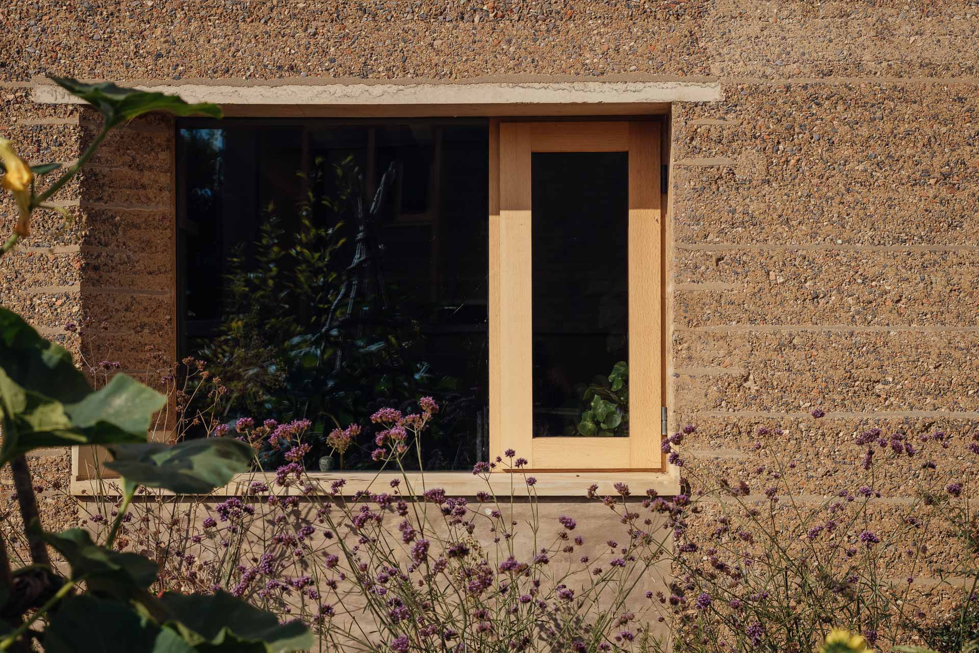 Wohnhaus aus Stampflehm in Wiltshire: Dünne Schichten aus Trasskalkmörtel verhindern eine zu starke Erosion.