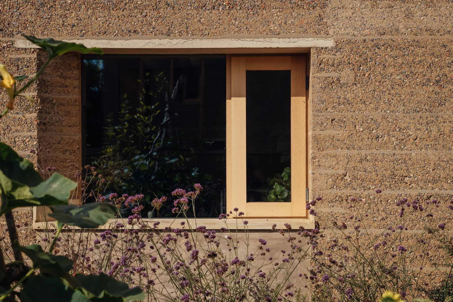 Wohnhaus aus Stampflehm in Wiltshire: Dünne Schichten aus Trasskalkmörtel verhindern eine zu starke Erosion.