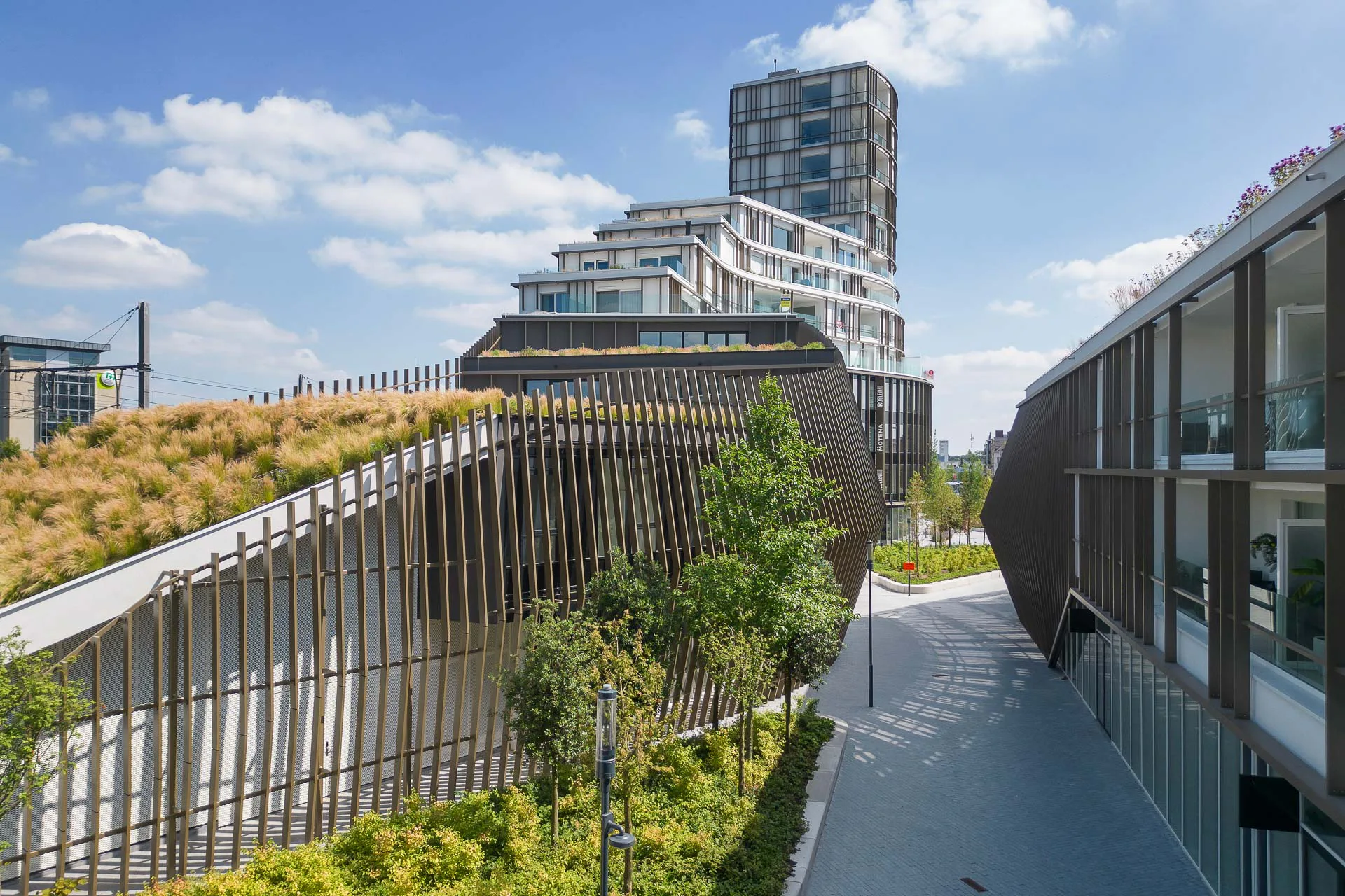 Das Quartier Roelevard verbindet markante Architektur mit vielfältigen Dachbegrünungen und schafft neue urbane Freiräume mitten in Roeselare.