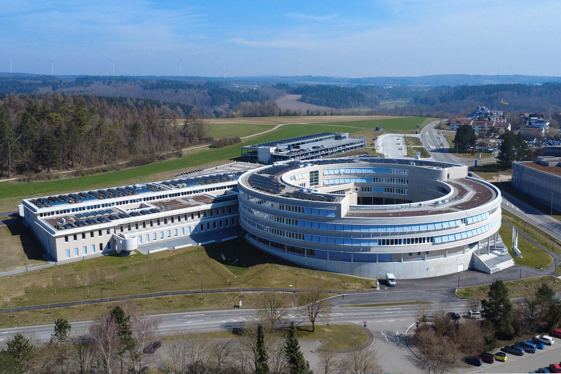Das PYD-Alu Floor System übernimmt in der Bertha-Benz-Schule Sigmaringen die Flächenheizung und -kühlung. Heizkörper entfallen zugunsten einer Temperierung über den Boden.