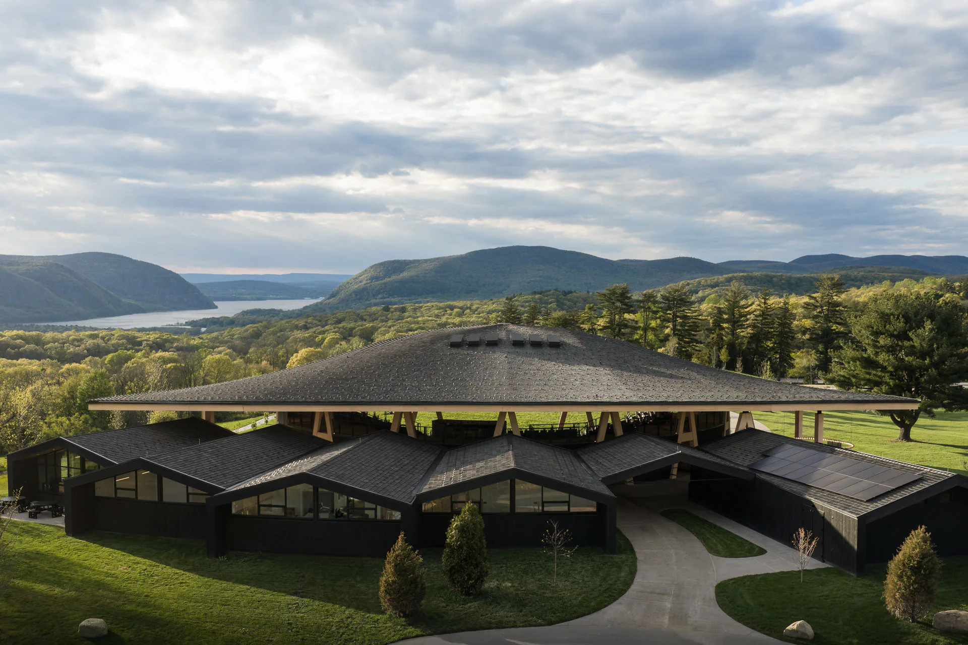 Das Samuel H. Scripps Theater Center von Studio Gang liegt eingebettet in die Landschaft des Hudson Valley.