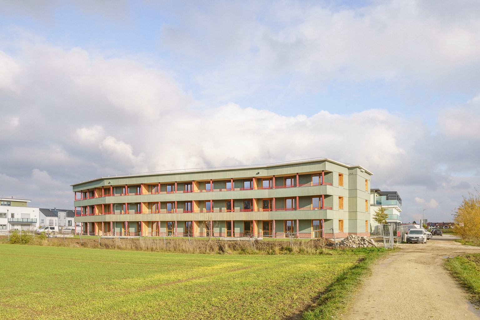 Durch die massive Bauweise mit holzfaserverfülltem Silvacor-Mauerziegeln von Leipfinger-Bader ist das Mehrfamilienhaus in Ingolstadt auch ohne konventionelle Heiztechnik ganzjährig komfortabel temperiert.