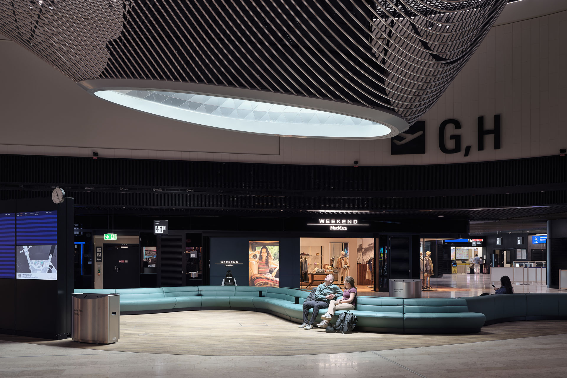 Im Terminal 3 am Frankfurter Flughafen überraschen LAVA mit fließenden Formen und parametrisch generierten Lichtschnorcheln.