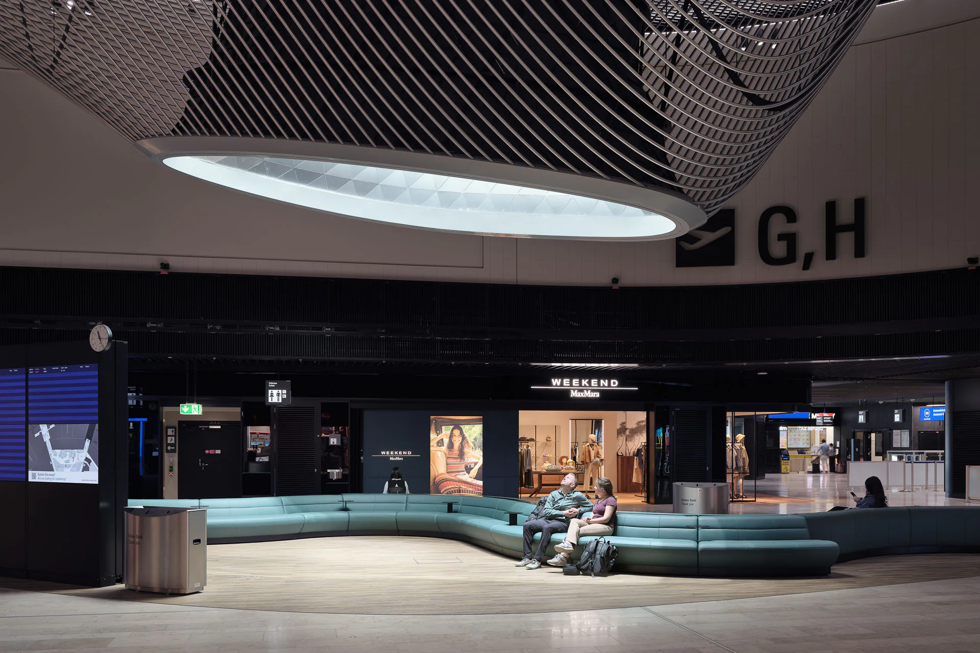 Im Terminal 3 am Frankfurter Flughafen überraschen LAVA mit fließenden Formen und parametrisch generierten Lichtschnorcheln.