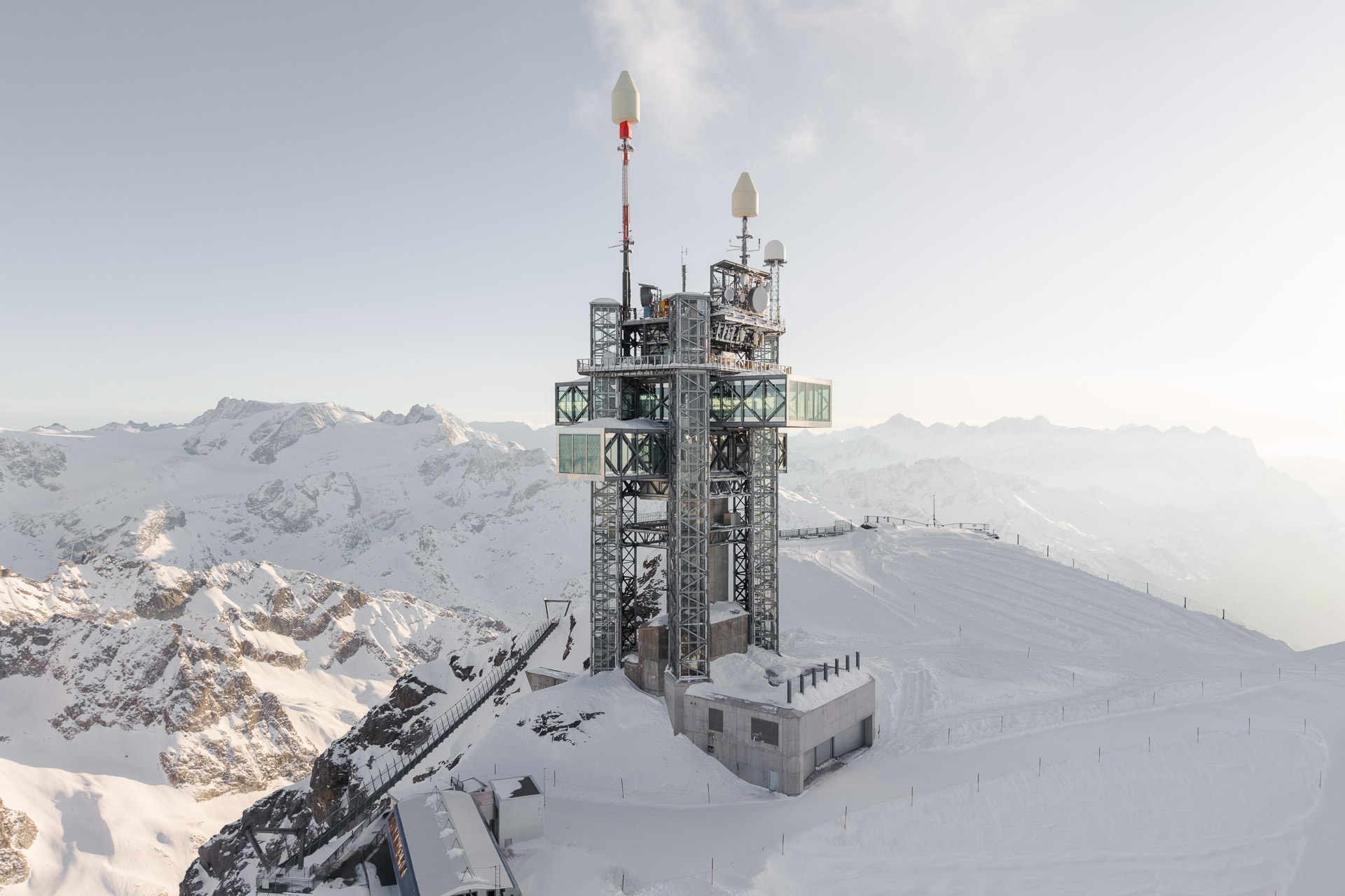 Inmitten der Gletscherlandschaft ragt die Stahlkonstruktion über dem Titlis in den Himmel. Der massive Betonsockel bildet die Basis des Turms.