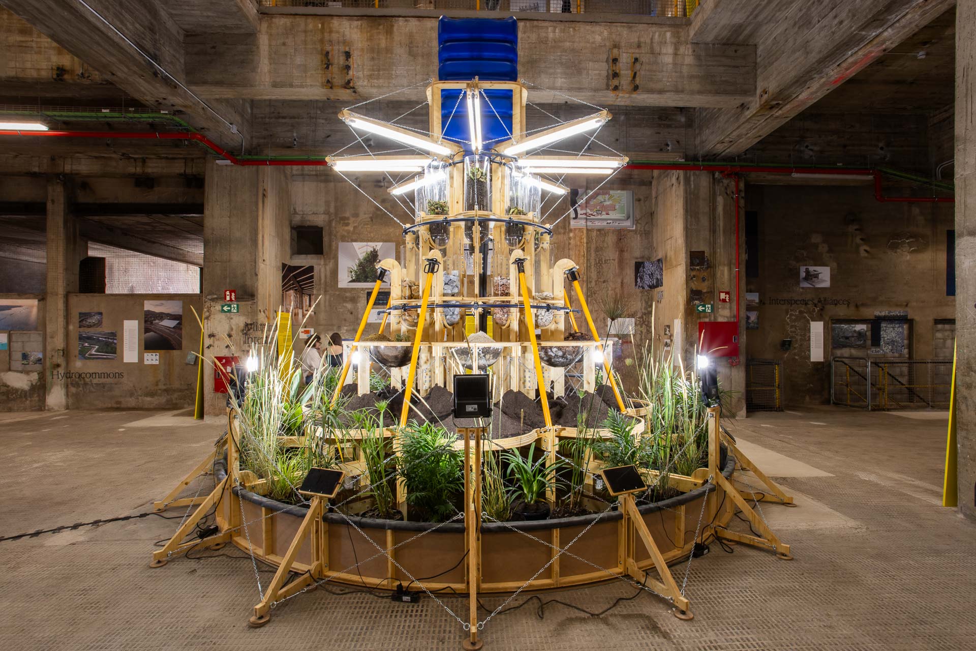 Die verschiedenen Aspekte des Themas Becoming finden auch in der Ausstellung im ehemaligen Kraftwerk Three Chimneys Raum – etwa in Form der Installation Manifesto for Sedimentary Futures von TAKK und Eva Franch i Gilabert.