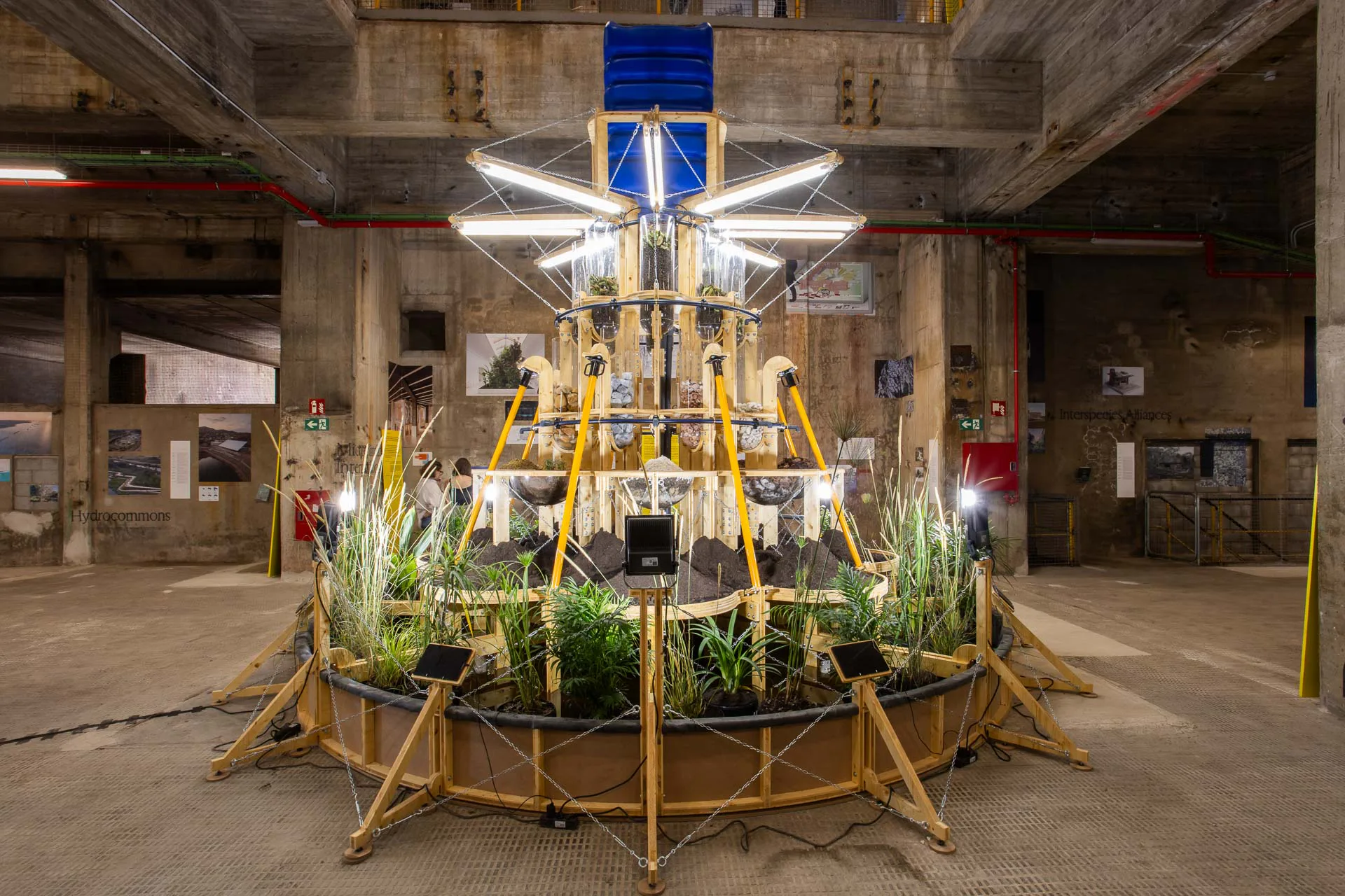 Die verschiedenen Aspekte des Themas Becoming finden auch in der Ausstellung im ehemaligen Kraftwerk Three Chimneys Raum – etwa in Form der Installation Manifesto for Sedimentary Futures von TAKK und Eva Franch i Gilabert.