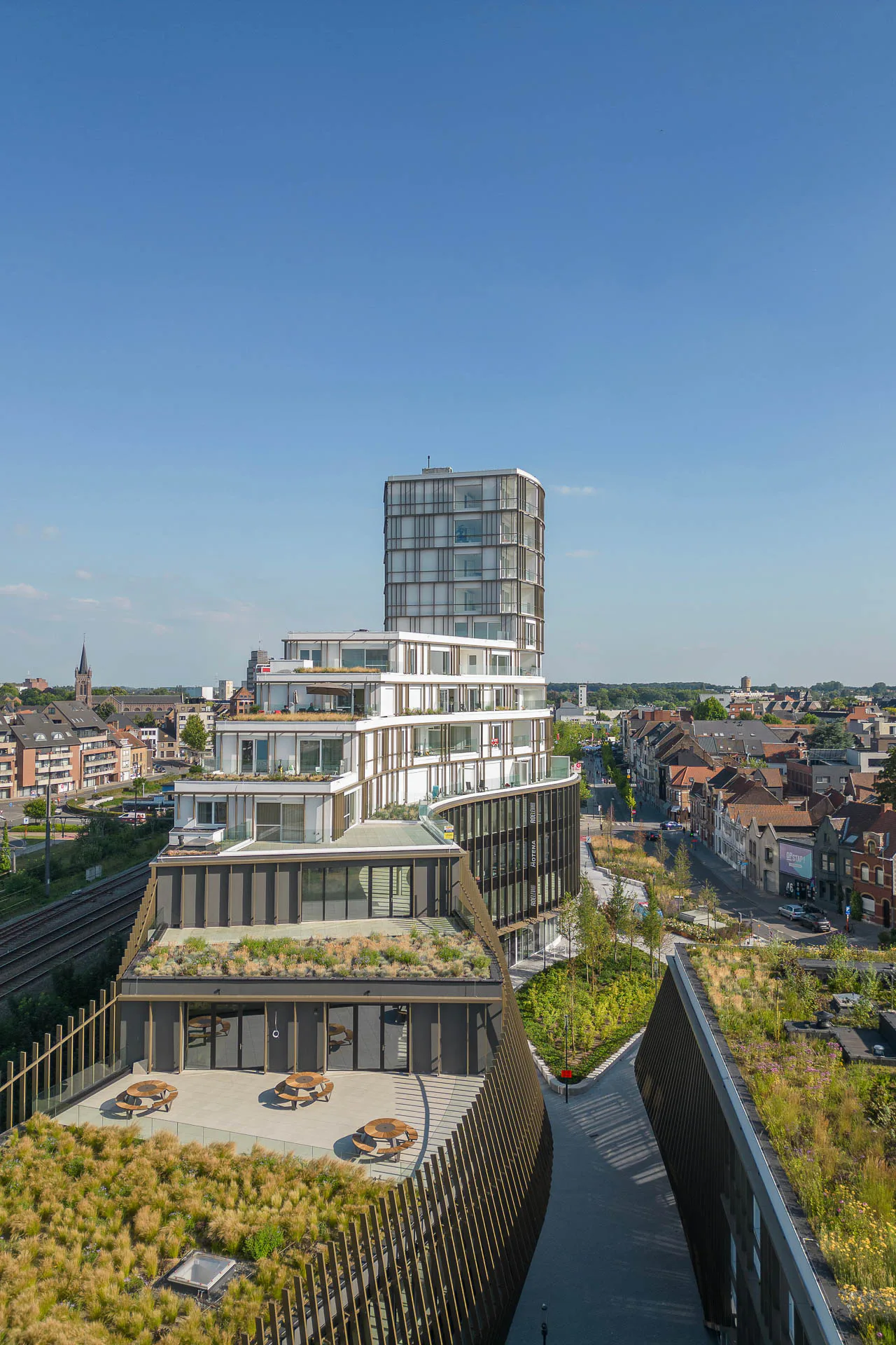 Begrünte Dachflächen und Aufenthaltsbereiche prägen das Stadtquartier Roelevard im belgischen Roeselare. Sie verbessern das Mikroklima und fördern die Biodiversität.