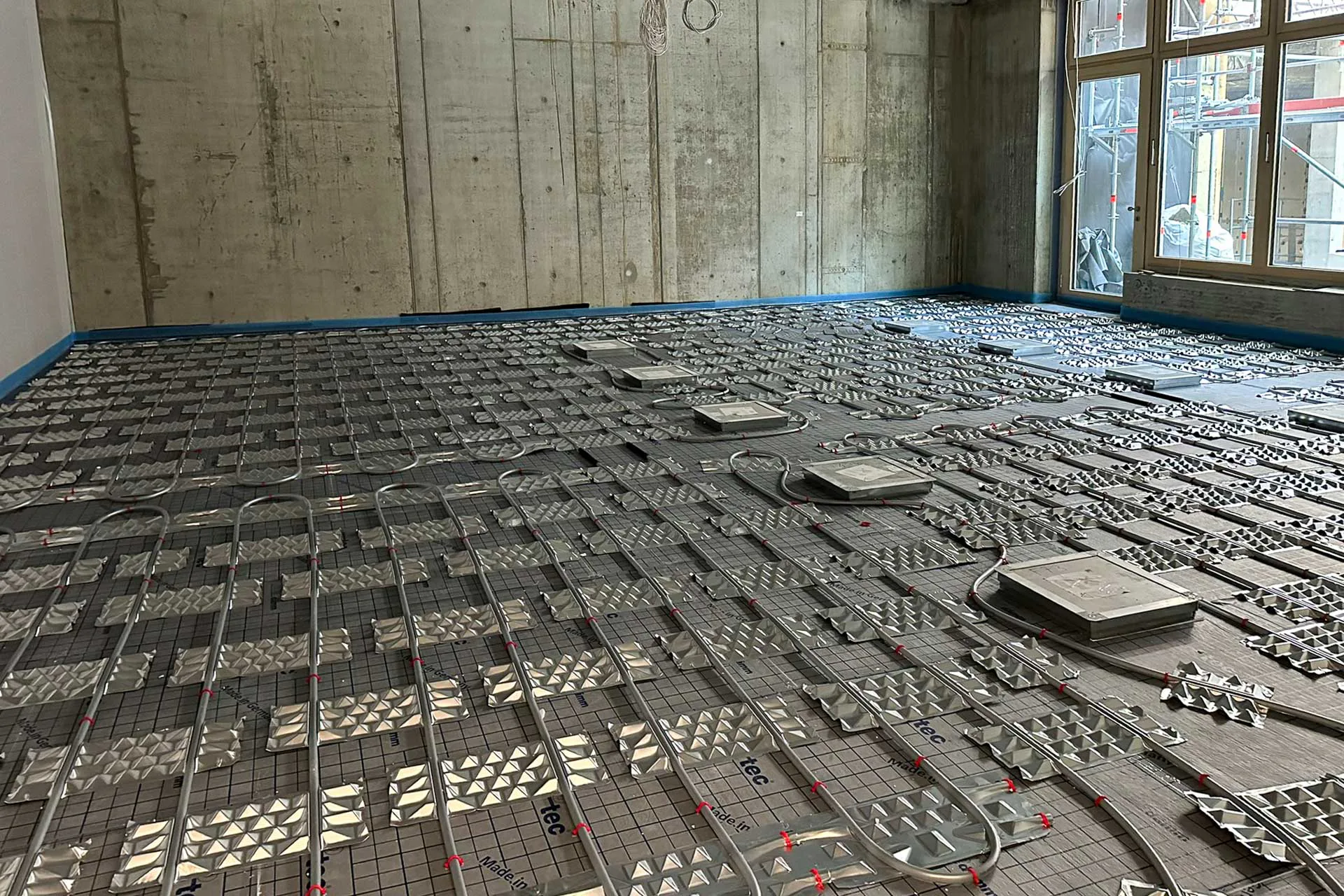 Aluminium-Thermoleitbleche verteilen Heiz- und Kühlleistung gleichmäßig über die Bodenfläche.