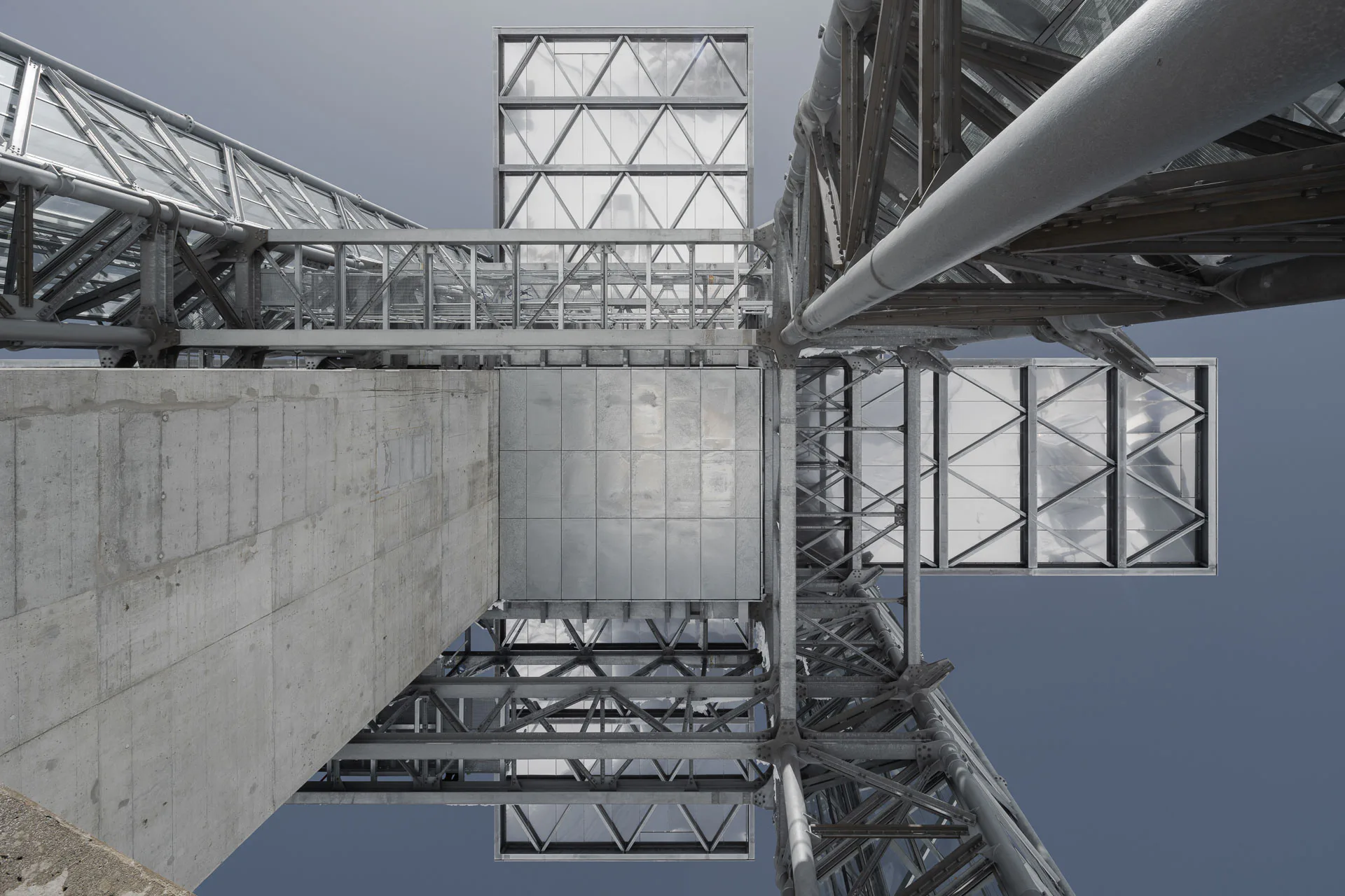 Die addierten Baukörper ragen horizontal über den ursprünglichen Turm hinaus.
