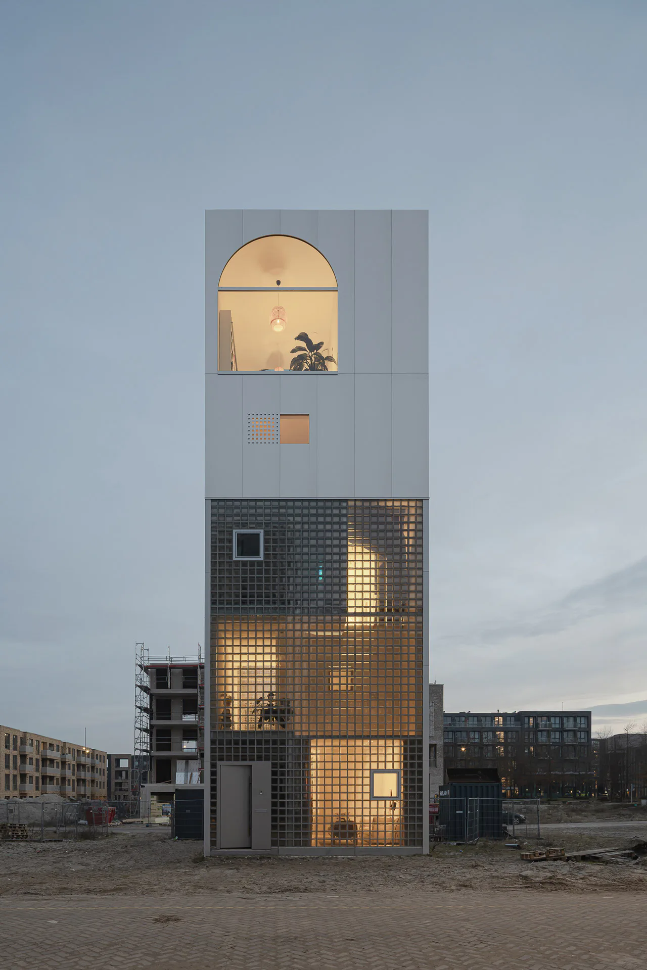 Der Baukörper ragt erschließungsseitig wie ein Leuchtturm in den Himmel.
