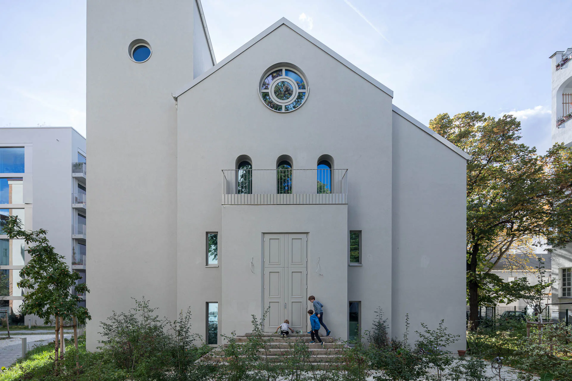 Über die Stufen des früheren Haupteingangs erschließt sich heute eine Wohnung. Das Planungsteam vergrößert das Rundfenster im Giebel.