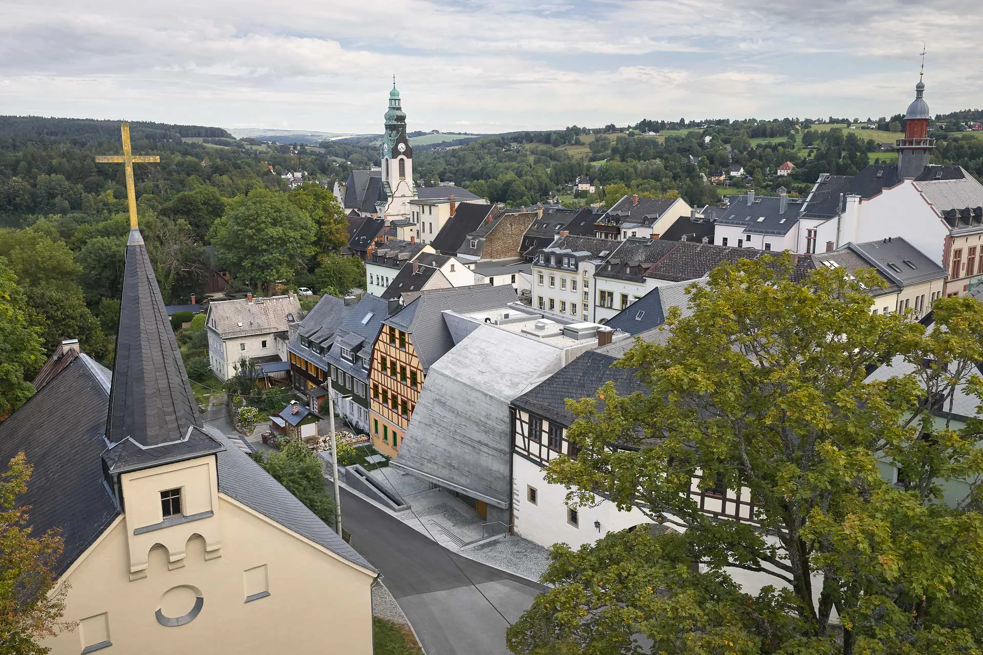 Das weit auskragende Vordach betont den Eingang und schafft eine großzügige Geste im Straßenraum.