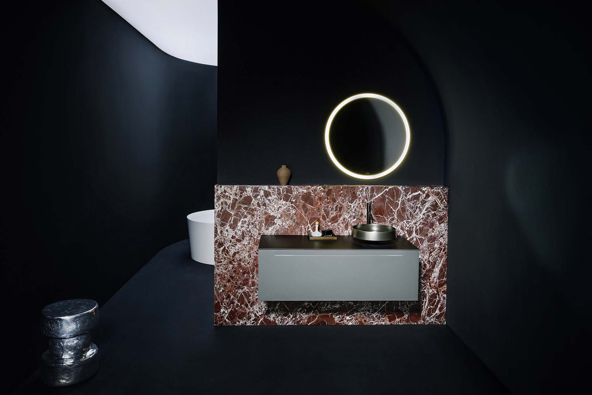 Im Zusammenspiel mit Stein, Holz, Glas und Metall wird der Waschtisch Teil eines abgestimmten Materialensembles.