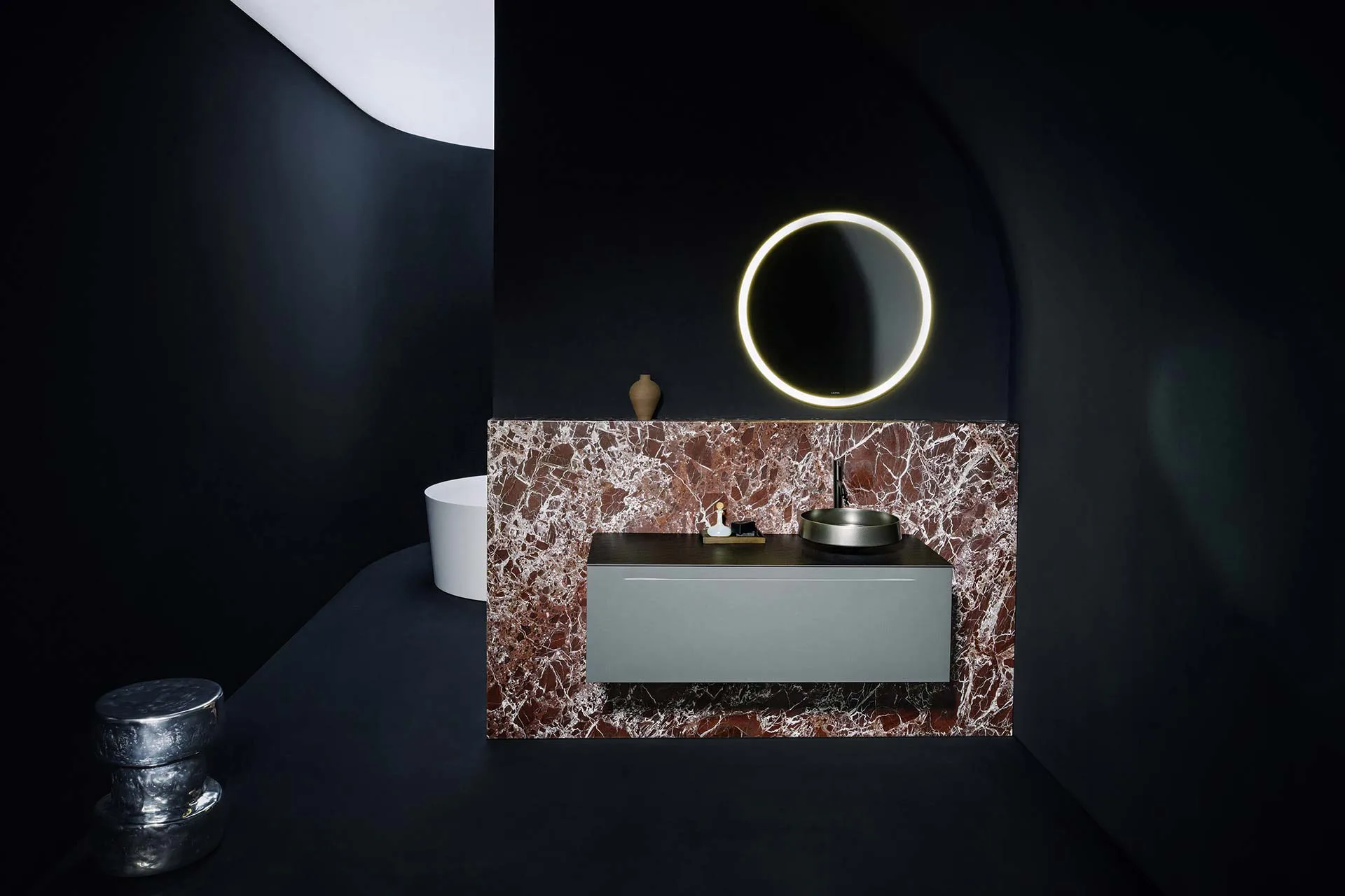 Im Zusammenspiel mit Stein, Holz, Glas und Metall wird der Waschtisch Teil eines abgestimmten Materialensembles.
