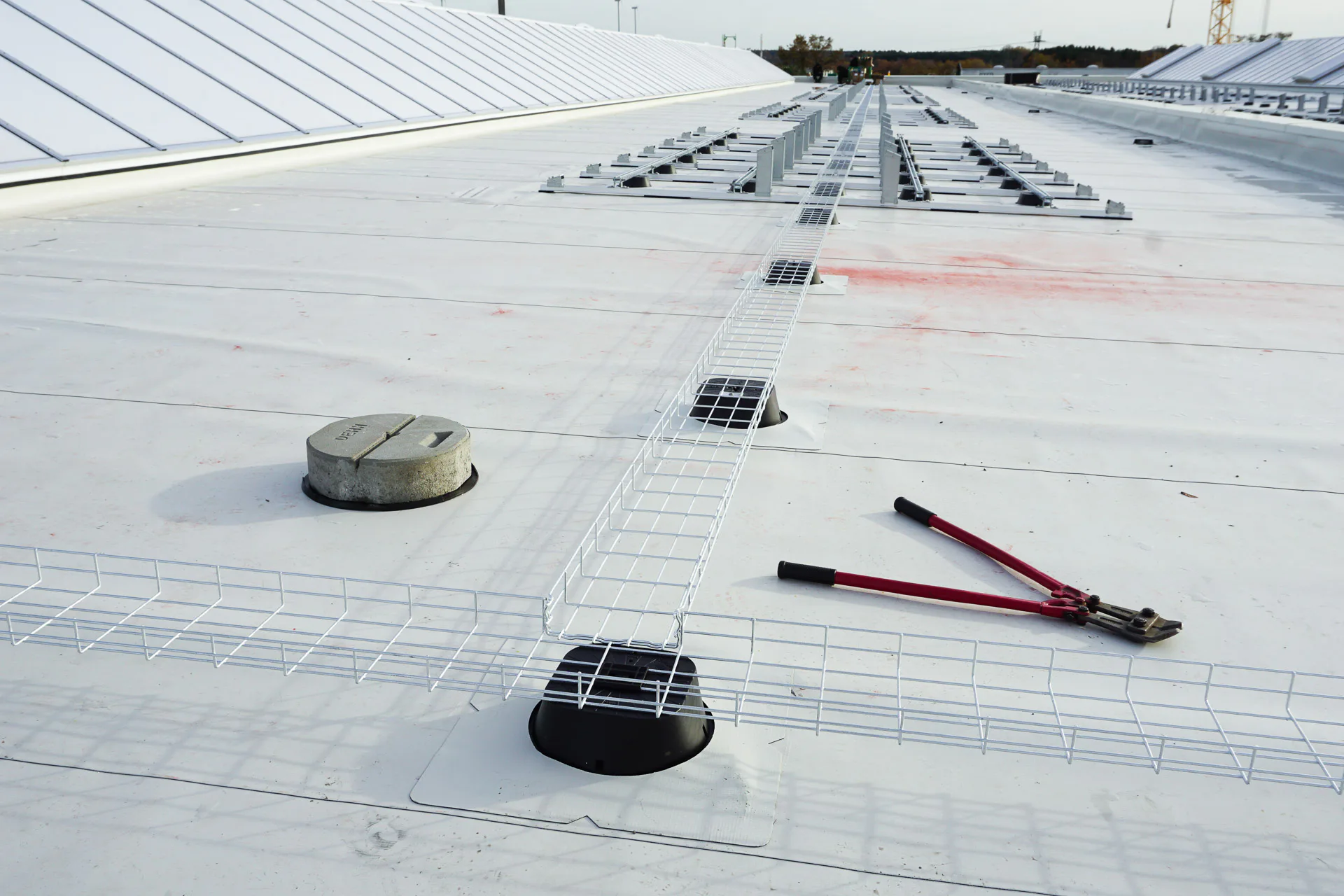Das System UniBase Glue mit Gitterrinne für Stringführung kann nahtlos in die PV-Anlage integriert werden.