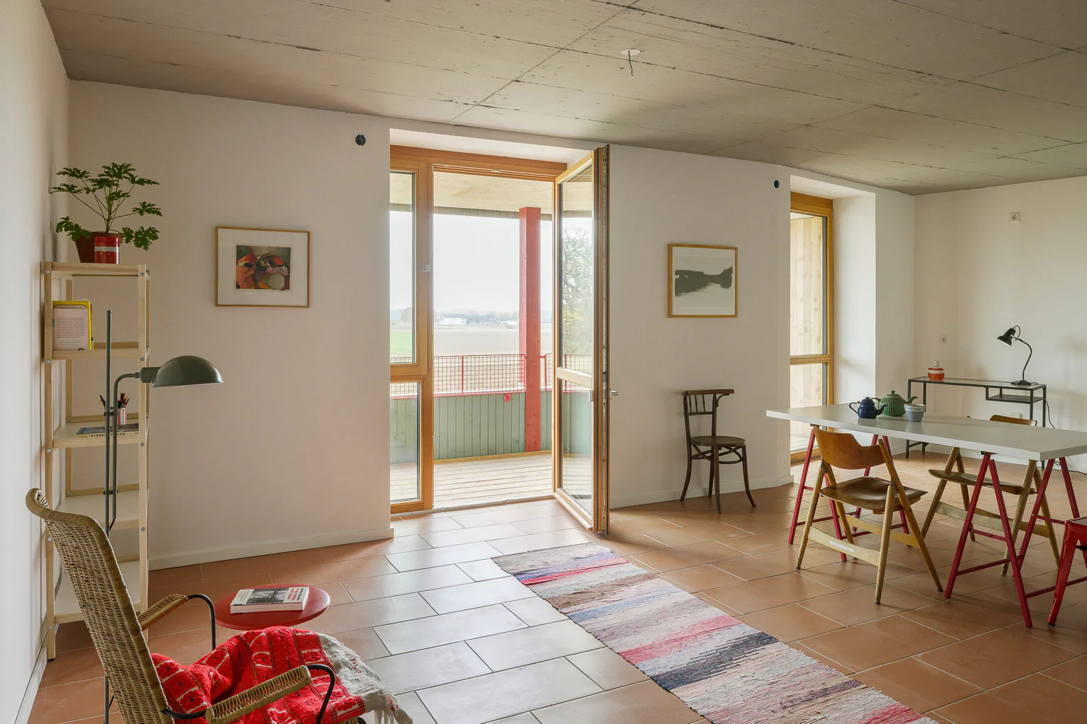 Die Räume des Wohnkomplexes werden überwiegend passiv temperiert. An kalten Tagen sorgen Heizpapier und Estrichziegel von Leipfinger-Bader für flexible und wirtschaftliche Wärmeunterstützung.