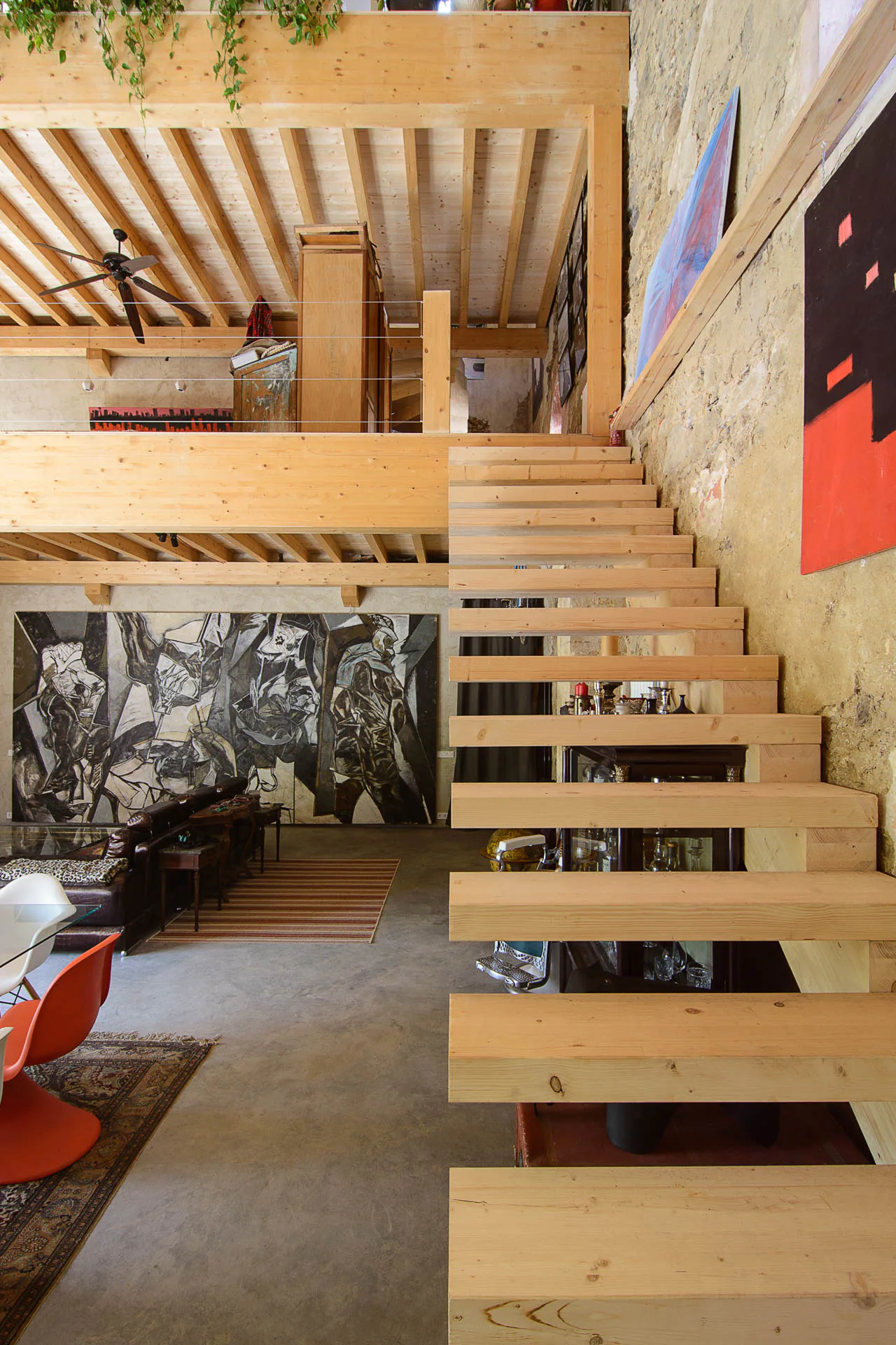 Die schlichte Treppe führt auf die obere Etage des Lofts, das aus einer reversiblen Holzkonstruktion errichtet wurde.