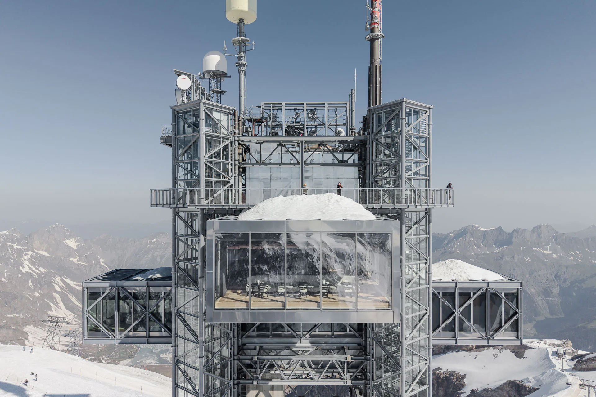 Auf der Aussichtsplattform, im Restaurant und von der Verkaufsfläche genießen die Gäste einen weiten Blick in die umliegenden Berge.