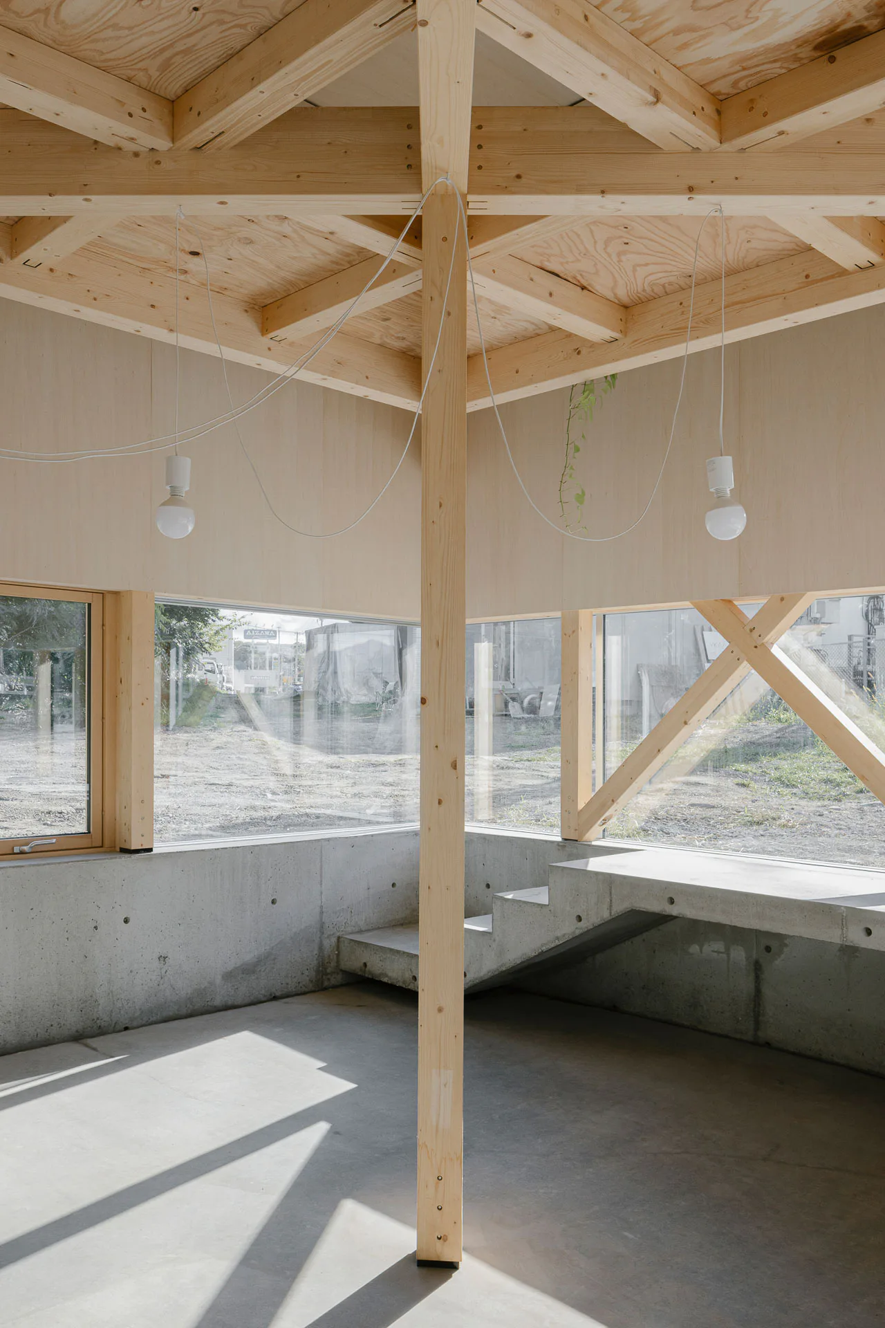Das Zentrum wird von einer Holzstütze geprägt. Sie dient als tragendes Element der oberen Ebene.