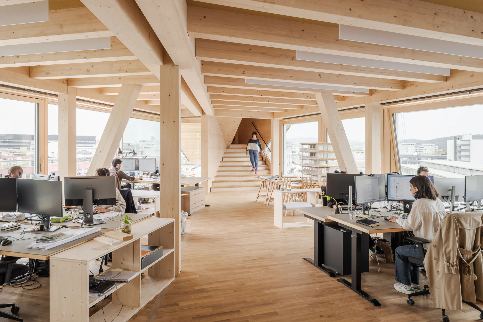 An der zentralen Nord-Süd-Achse des Dreispitz-Areals gelegen, bildet das neue Bürogebäude an der Mailand-Strasse den zweiten Standort von Herzog & de Meuron in Basel.