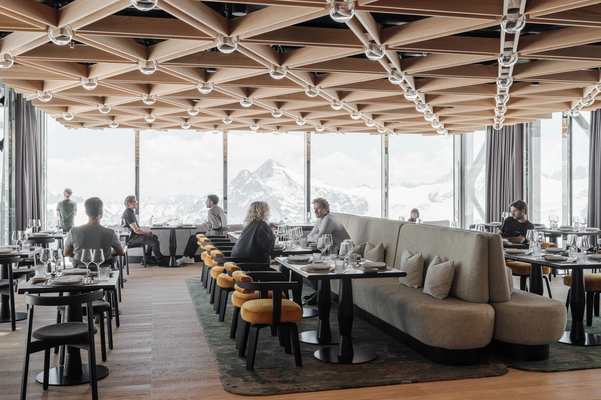 Das Holzraster verleiht der Decke eine tiefere Dimension. Die warmen Farben betonen die gemütliche Atmosphäre des Restaurants.