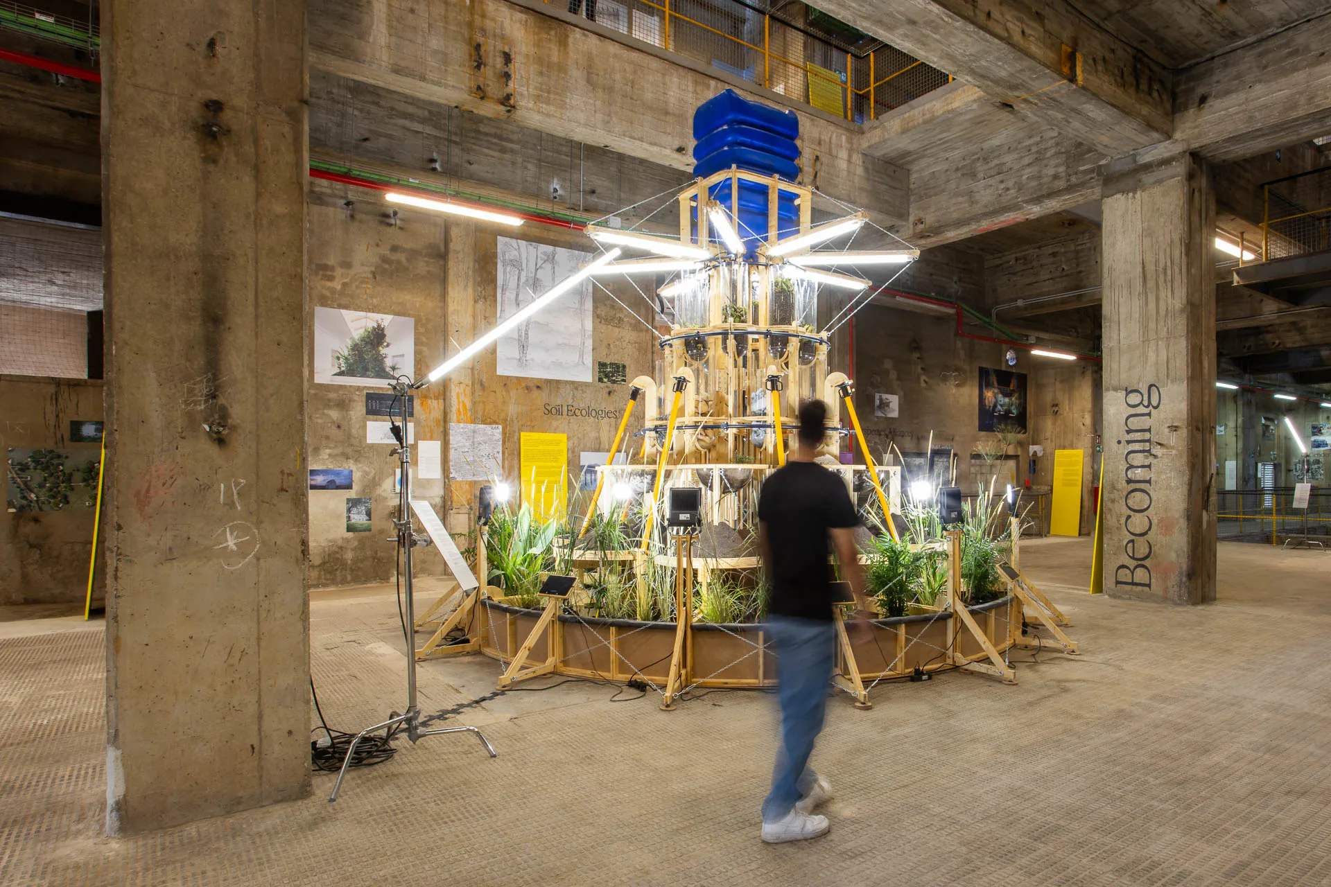 Die Ausstellung im ehemaligen Kraftwerk „Three Chimneys“ ergänzte und erweiterte den Kongress durch Hintergrundinformationen und Installationen – etwa in Form der Installation Manifesto for Sedimentary Futures von TAKK und Eva Franch i Gilabert.