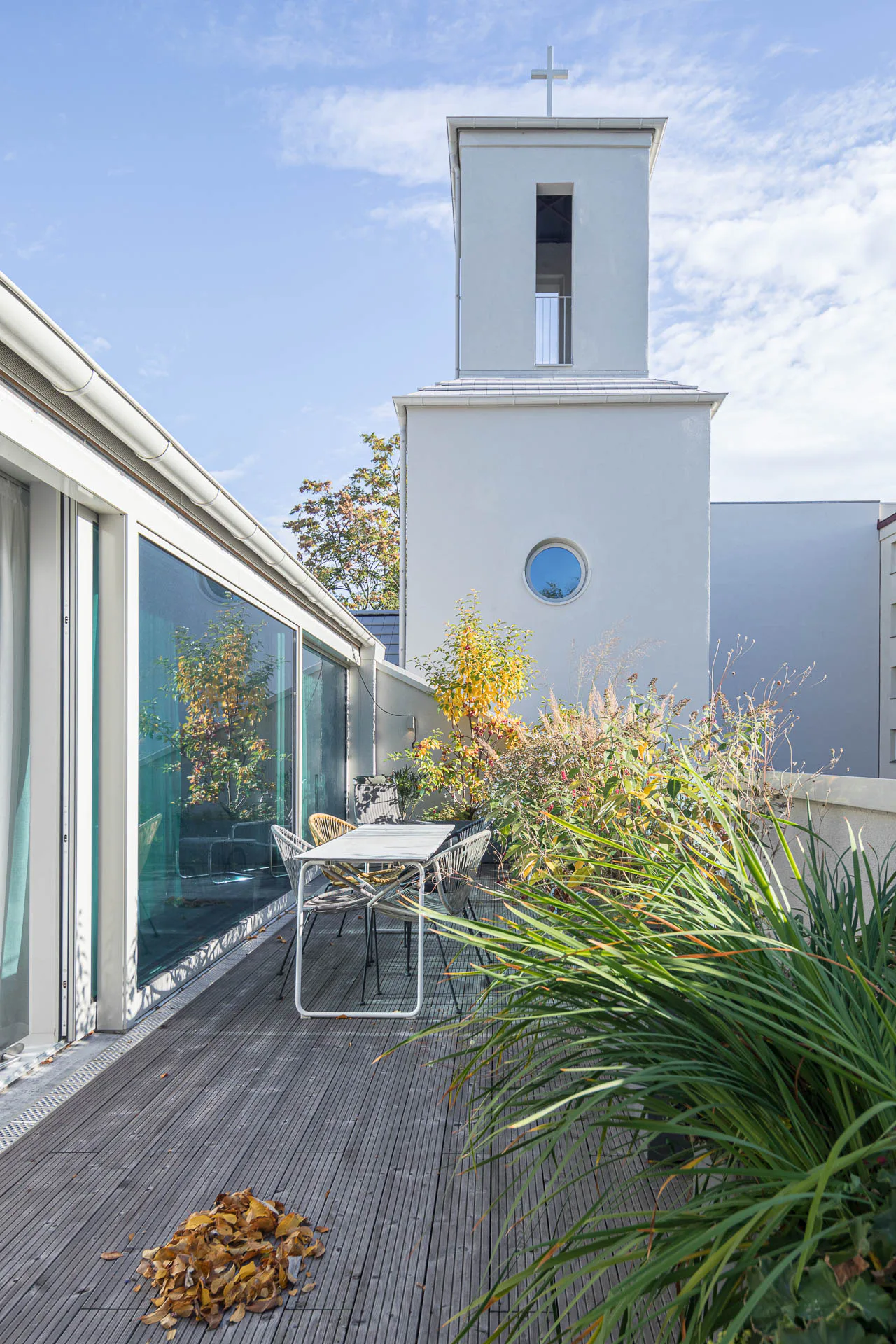 Verglaste Schiebetüren erschließen die große Dachterrasse der Penthouse Wohnung.