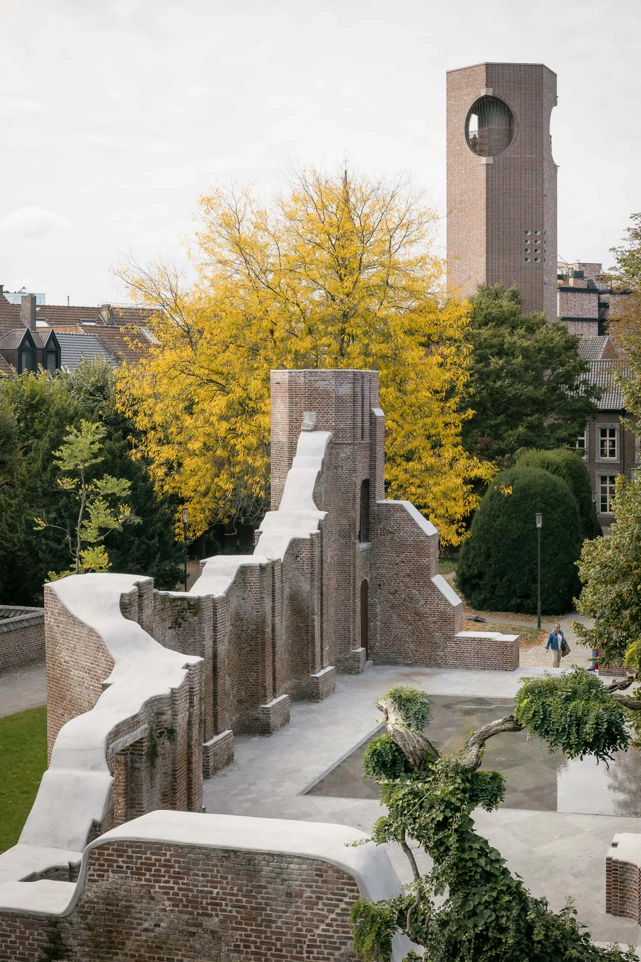 Die Kirchenruine im Innenhof ist zum beliebten Treffpunkt für die Stadtbewohner ­geworden. Vom 30 m hohen Belvedere hat man einen guten Überblick über die Altstadt von Hasselt.