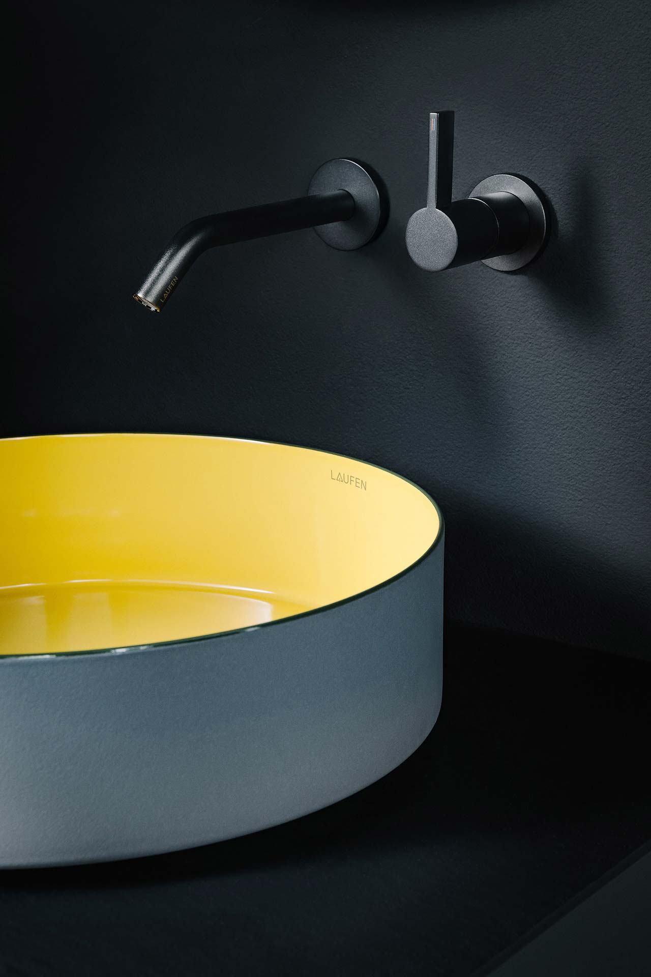 Vitreon Stahl eröffnet zusätzliche Spielräume in der Farbgestaltung – von ruhigen Grundtönen bis zu ausdrucksstarken Oberflächen mit eigener Materialtiefe.