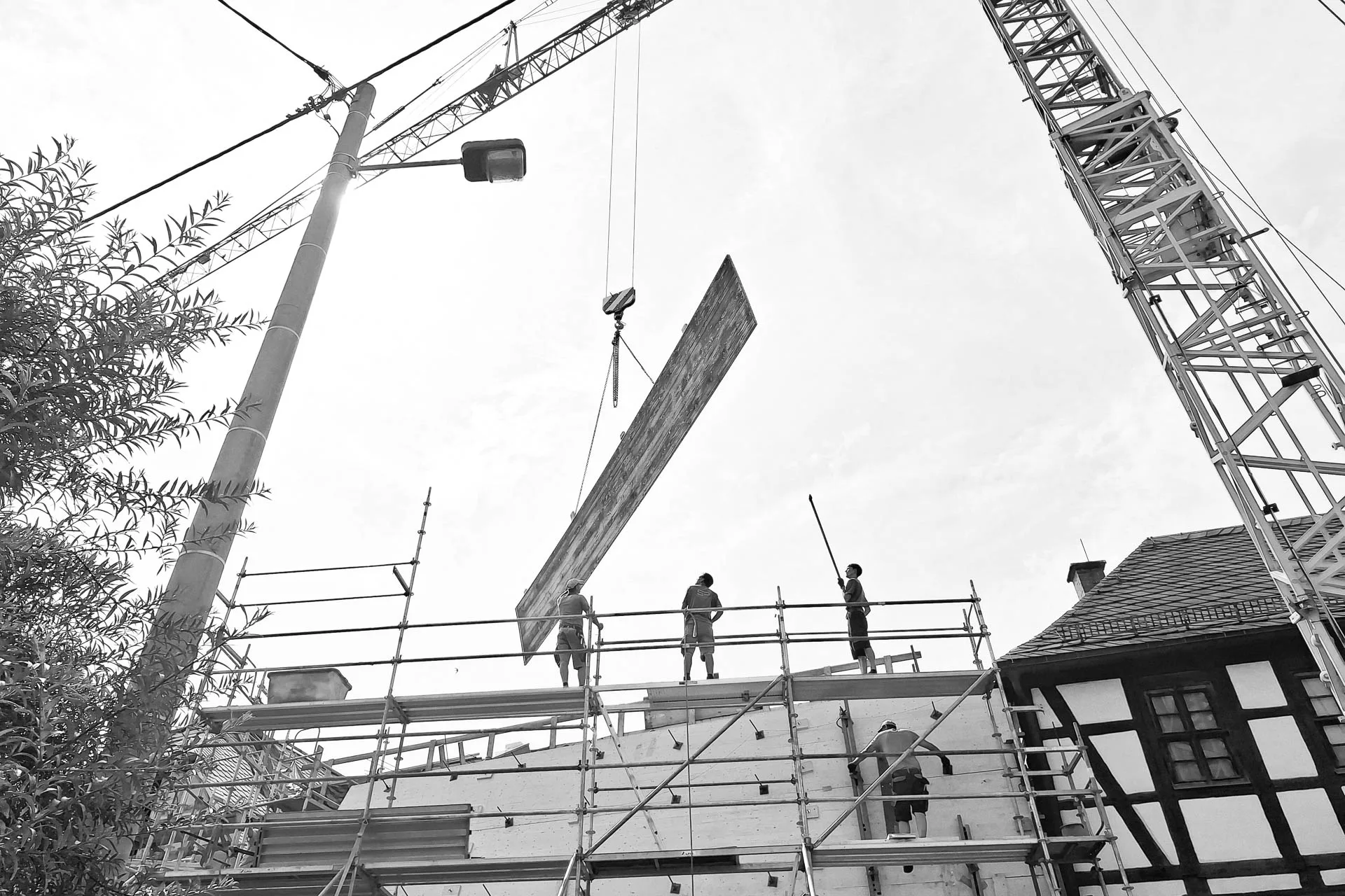 Die sägerauen Bretter wurden zu größeren Einheiten zusammengefasst und auf flexibel verformbare Schalungsplatten montiert.