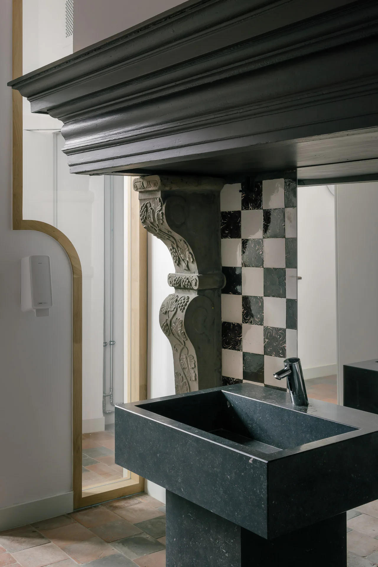 In den Toiletten dienen schwere Kaminsimse als Baldachin für die Waschbecken.