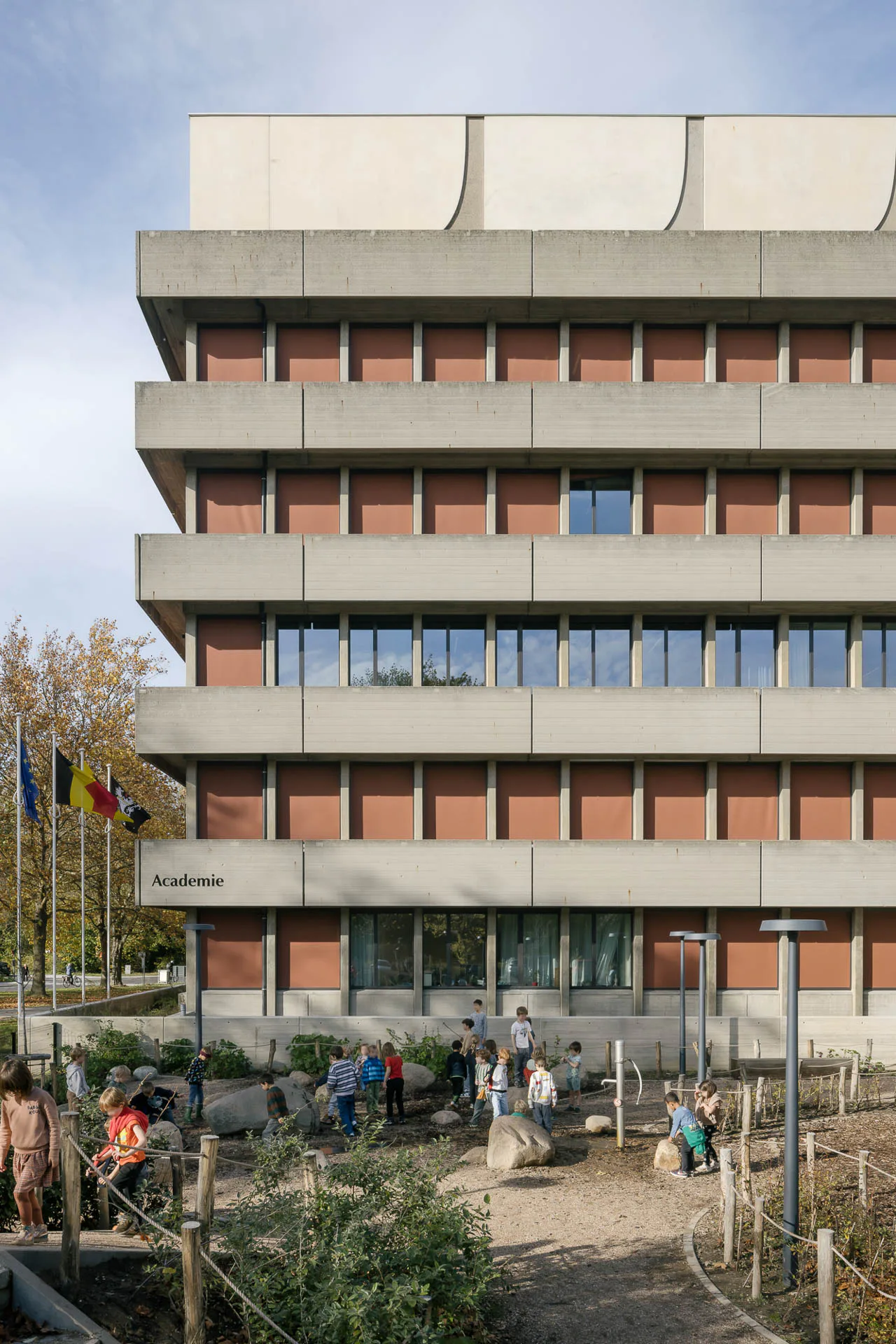 Die Fassadenverkleidung der Musikakademie zeichnet die Sheddachform des Tanzsaals nach. Die Balkone waren von Anfang an unzugänglich, heute sind darauf die Lüftungsleitungen untergebracht.