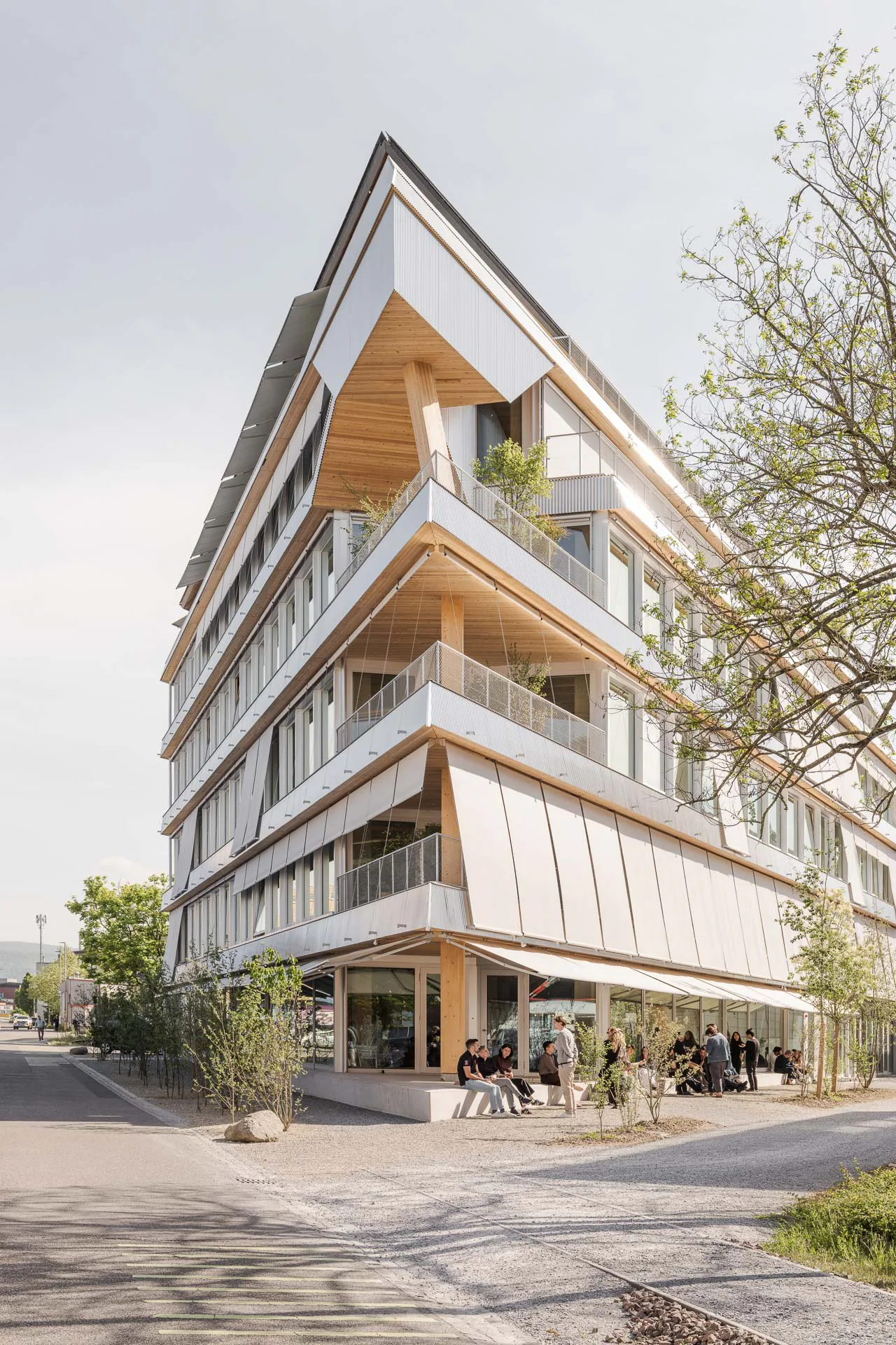 Located on the central north-south axis of the Dreispitz site, the new office building on Mailand-Strasse is Herzog & de Meuron’s second location in Basel.