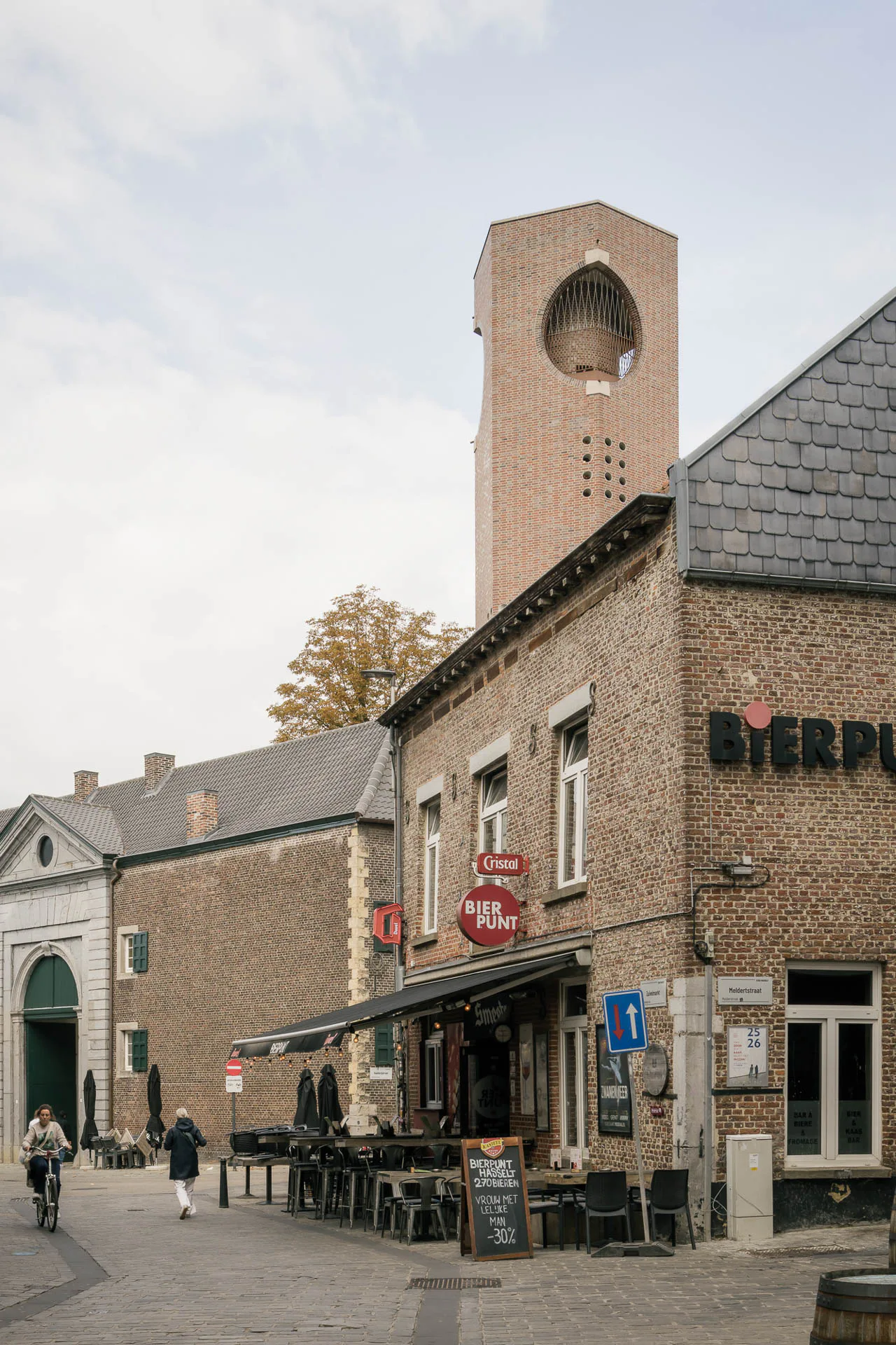 Das 30 m hohe Belvedere bildet einen neuen Aussichtspunkt in der Alstadt von Hasselt. Links im Bild das Pförtnerhaus des Beginenhofs