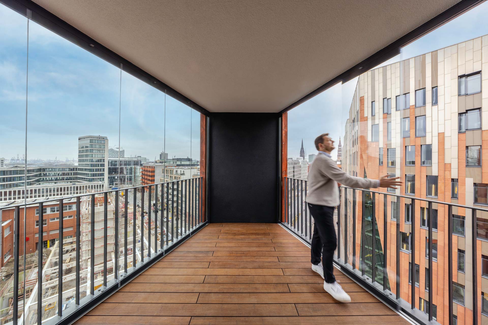Die Systemvariante Proline T Mega von Solarlux erfüllt in den oberen Geschossen und exponierten Randbereichen der Fassade die erhöhten statischen Anforderungen.